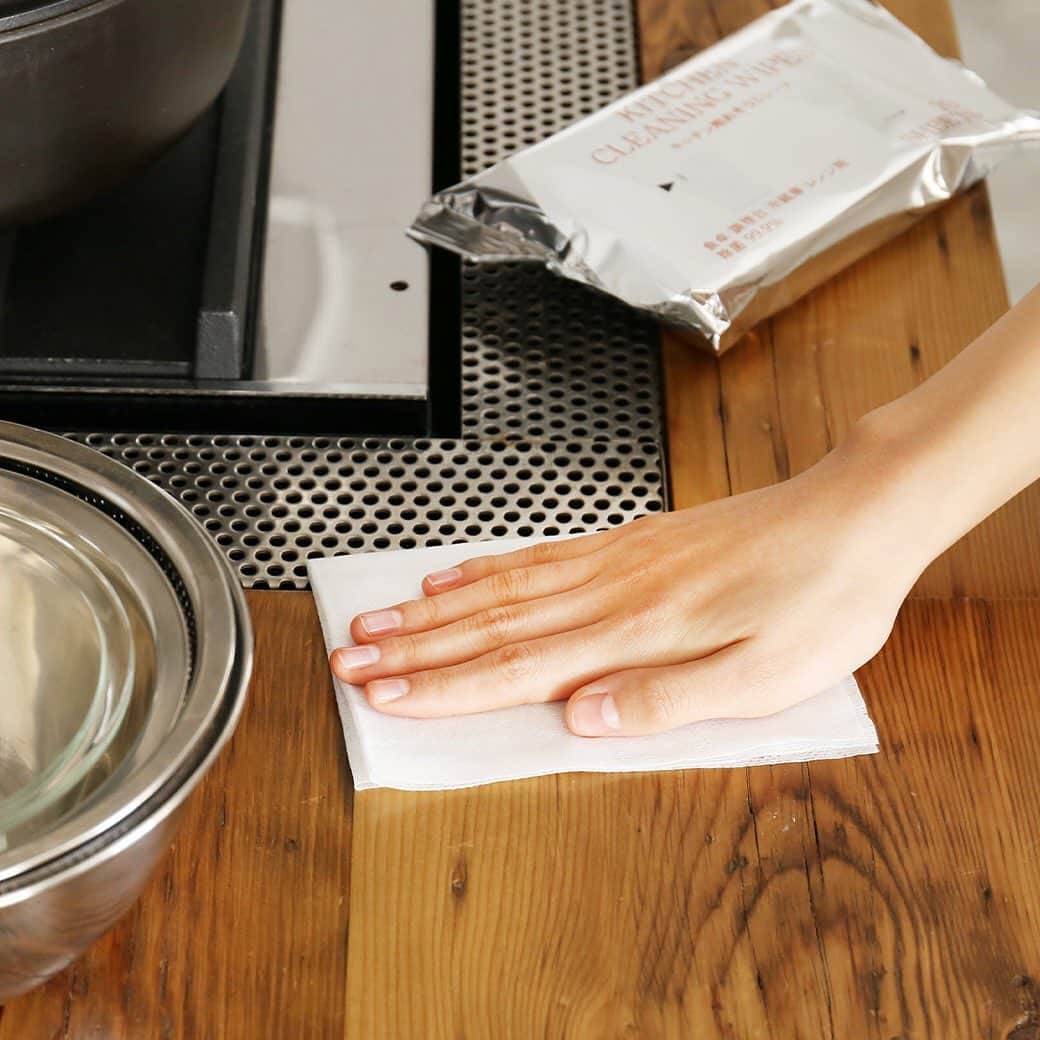 LOHACO（ロハコ）さんのインスタグラム写真 - (LOHACO（ロハコ）Instagram)「＼【ロハコ限定】除菌お掃除シート☘️／レンジ、冷蔵庫、シンク周りなどのキッチン掃除に大活躍！ ﻿ ﻿ 毎日使うキッチン周りのお掃除道具の常備品としていかがですか？ ﻿ ﻿ 手のひらより少し大きめのメッシュ素材シートで汚れをしっかり絡めとり、お掃除しながら除菌できる優れもの✨ ﻿ ﻿ パラベンと呼ばれる防腐剤が入っておらず、ノンアルコールのため、肌にやさしい商品です🌿﻿ ﻿ さらに、除菌99.9％の使い捨てシートなので、衛生的で、無香料のため、香りが苦手な人にもオススメですよ😊 ﻿ ﻿ ＿＿＿＿＿＿＿＿＿＿＿＿＿＿ ﻿ ﻿ ▼Instagramで紹介した写真の詳細は﻿ プロフィール @lohaco.jp から♪ ﻿ ﻿ ▼商品のURLはこちら https://685.jp/2sfgBYU ﻿ ＿＿＿＿＿＿＿＿＿＿＿＿＿＿＿ ﻿ ﻿ #お掃除シート #お掃除 #キッチン掃除 #掃除好き #台所 #ノンアルコール #シンク #冷蔵庫 #レンジ #ふきん #ダスター #キッチンダスター #除菌99.9％ #除菌 #一日一掃除 #パラベンフリー #cleaningproducts #cleaning #掃除グッズ #ロハコ限定 #インスタ映え #暮らし #くらし #なんでもロハコ #ロハコ #LOHACO #lohacobyaskul #askul #アスクル」1月20日 20時30分 - lohaco.jp