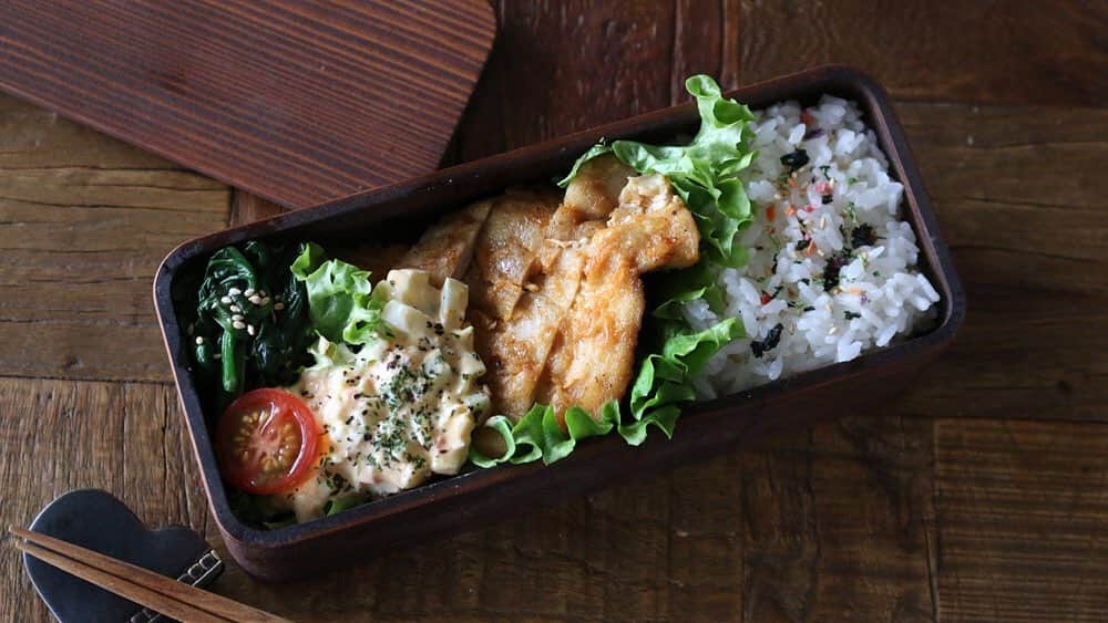 にぎりっ娘。のインスタグラム：「* #たった2品 のお弁当。 鶏胸肉で#チキン南蛮 ・ 旦那さんリクエストのチキン南蛮。 チキン南蛮って、なんだかんだ手間がかかるので、タルタルソースにたっぷり野菜を入れて、おかずは2品で。 ・ 食べ応えもバッチリ👌 簡単満足なお弁当になりました😊👍 * お弁当箱は、去年末に糸島の雑貨屋さん @kurumianshop で見つけた　@suginoki_craft さんのお弁当箱。 この色の博多曲物を見たのは初めてで、一目惚れして買いました！ ・ サイズも深さもいい感じで、今1番のお気に入り弁当箱🥰 ・  #お弁当中#お弁当#愛妻弁当#旦那弁当#手作り弁当#ランチ #簡単レシピ #lunch#lunchbox#obento#bento#japan #japanesefood #love #nofilter #foodstagram #food #foodporn #instagood #instagram #nigiricco#youtube #youtuber #yummy  #life #swag#healthyfood * お弁当作成動画配信中 youtube内検索で 「お弁当中」か「にぎりっ娘」で検索してね😘」