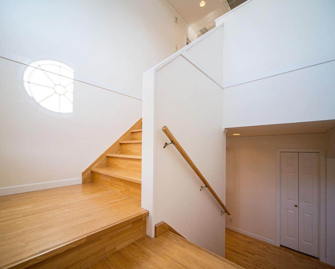Katoulのインスタグラム：「・ 階段は自然光で明るく設計。 ・ カッコいいお家の写真 毎日紹介していきます♪  いいね&フォローお願いします😊 @tomeihomes  #マイホーム #マイホーム計画 #新築 #かわいい家 #かっこいい家 #おしゃれな家」