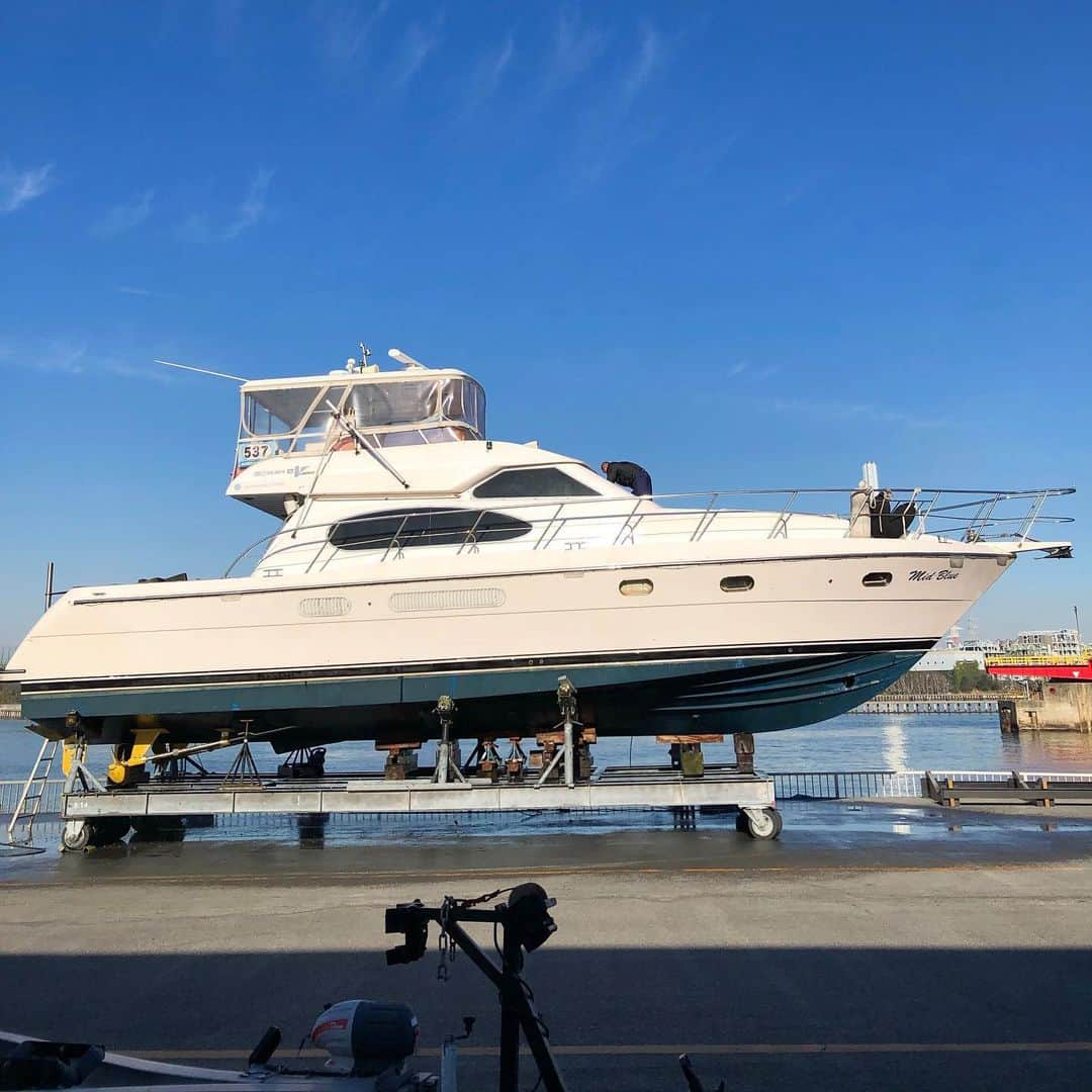 アニバーサリークルーズさんのインスタグラム写真 - (アニバーサリークルーズInstagram)「🛥🛠 ． ． ミッドブルー号、本日から上架いたします！ ． 1年に1度メンテナンスをして、 お客様を安全に乗せて走れるようにします😌✨ ． また海に浮かぶ日まで、 船長たちの手でキレイにしてもらってきてね！ ． ． #boathero #ボートヒーロー #メンテナンス #点検 #船検 #⚓️ #東京夢の島マリーナ #夢の島マリーナ #アニバーサリークルーズ #anniversarycruise  #貸切クルーズ #貸切クルージング  #cruise #cruising #クルーズ #クルージング  #忘れられない記念日」1月20日 20時41分 - anniversary_cruise