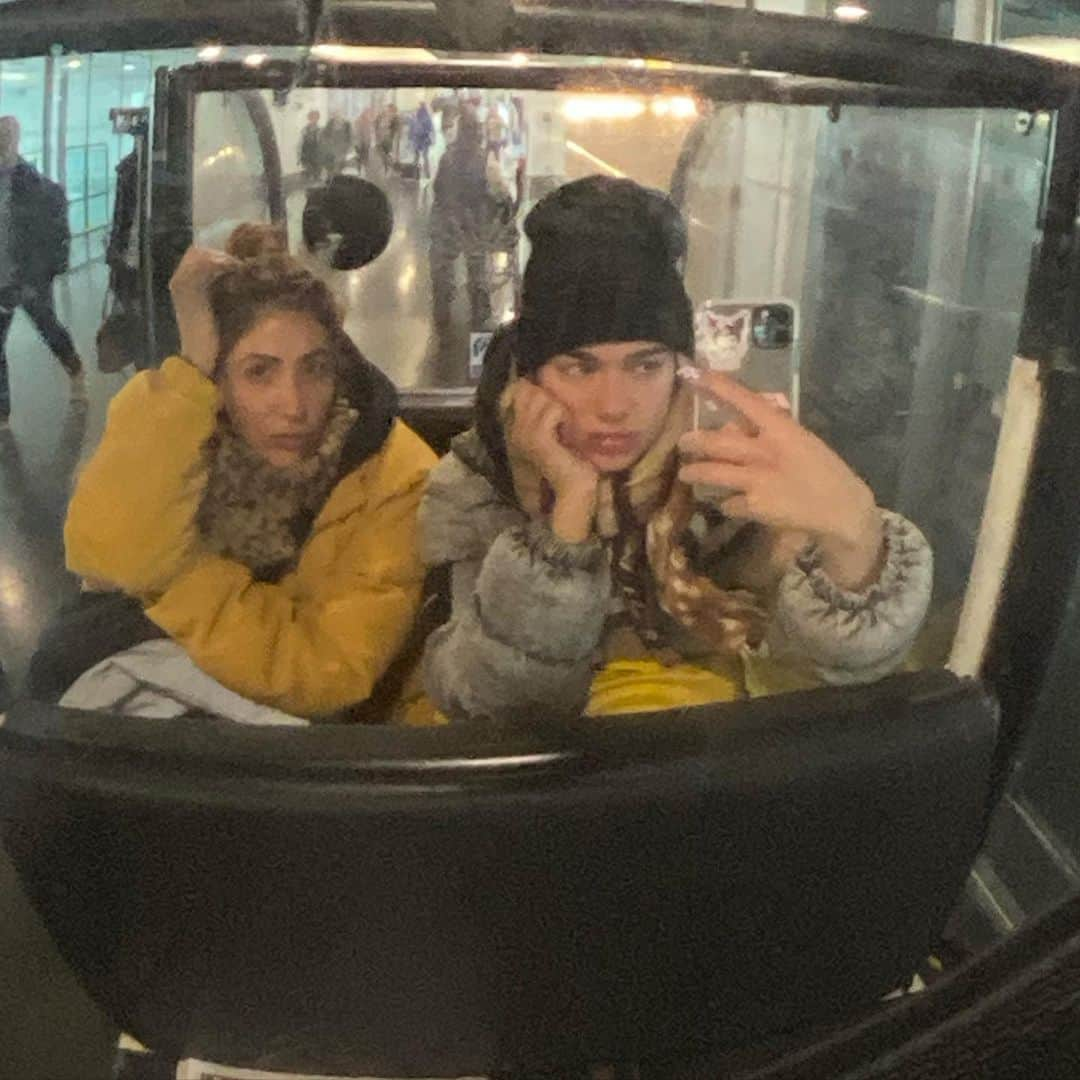 デュア・リパさんのインスタグラム写真 - (デュア・リパInstagram)「Stop over in London but no time to hit home. On a mission round the globe 🌎 🔐」1月20日 20時47分 - dualipa