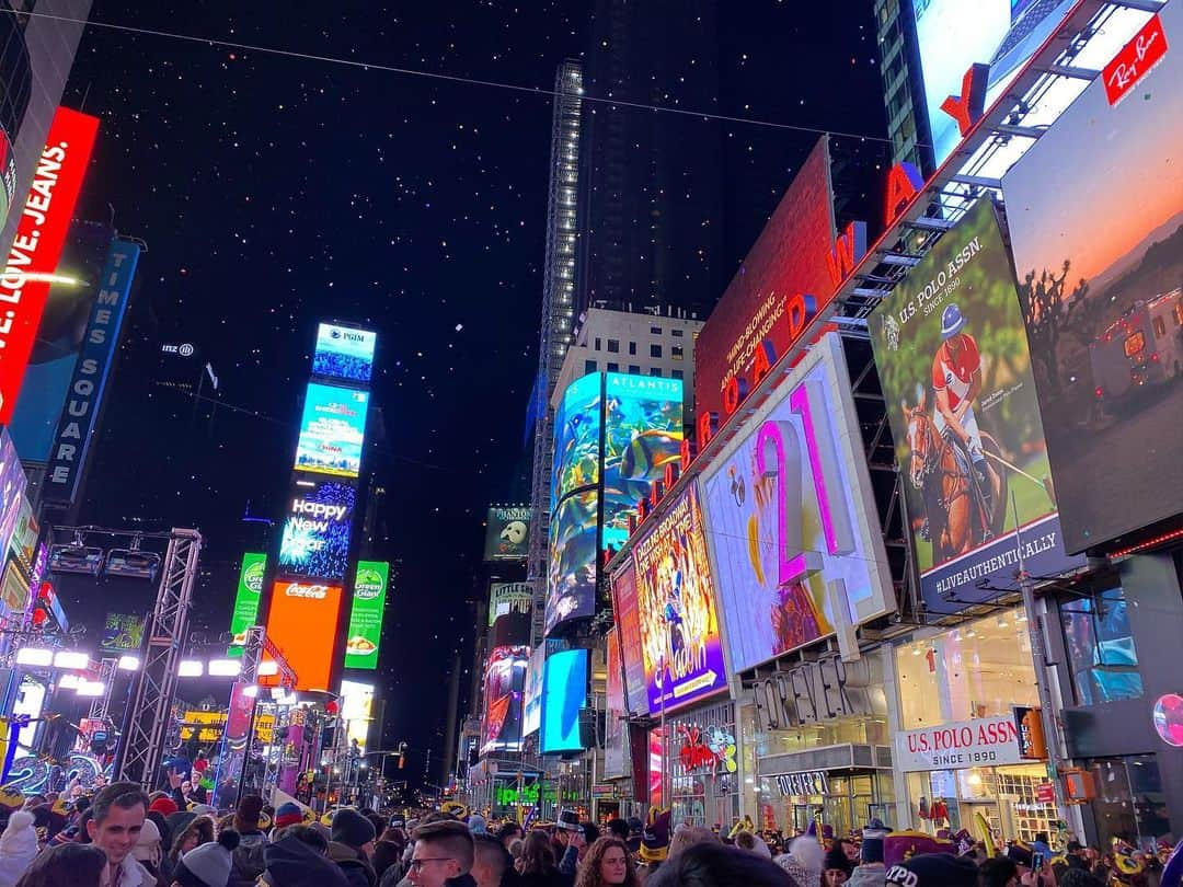 田島知華さんのインスタグラム写真 - (田島知華Instagram)「【USA🇺🇸NewYork】 去年に続いて2019-2020年も ニューヨークで素敵な瞬間を夫と迎えました。  今年も楽しく健康で良い年を過ごせますように。 と、紙吹雪が舞うタイムズスクエアの 空を見上げて願ってきました🥰  2019年に訪れたのは14か国。 アメリカ×2、セントマーチン、キュラソー  アルーバ、UAE(ドバイ、アブダビ) トルコ×2、ギリシャ、イタリア×2、シンガポール インドネシア、中国、韓国、オーストラリア、スペイン  最近同じ国に行くことが多くなってきたけど 今年もどんな場所で、 どんな人や景色と出会えるか楽しみです✨ Copyright ©︎ TAJIHARU _ #たじはるトリップ #TAJIHARU_usa #アメリカ #ニューヨーク #タイムズスクエア #ニューイヤーズイブ #newyork #newyorkcity #nyc #ny #newyearseve #nyctrip #igersnyc #igersusa #topnewyorkphoto #newyearseve #wonderful_places #beautifuldestinations #beautifulplace #earthpix #discoverglobe #discoverearth」1月20日 20時47分 - haruka_tajima