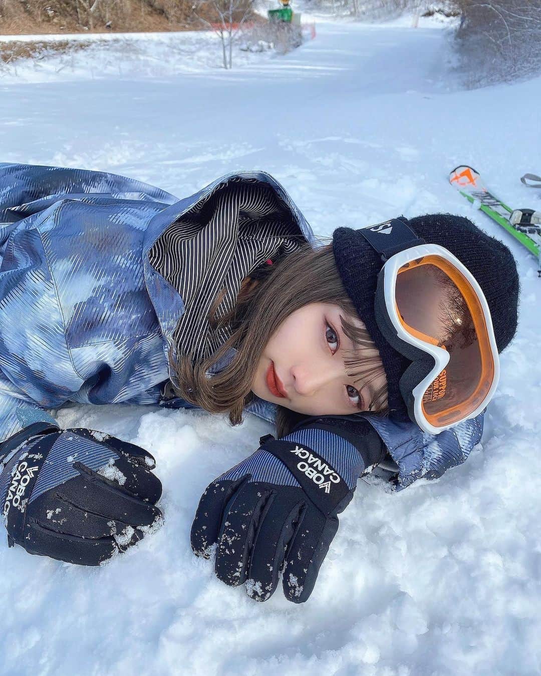 森下愛里沙(もりしたありさ) さんのインスタグラム写真 - (森下愛里沙(もりしたありさ) Instagram)「ㅤㅤㅤㅤㅤㅤㅤㅤㅤㅤㅤㅤㅤ ㅤㅤㅤㅤㅤㅤㅤㅤㅤㅤㅤㅤㅤ ㅤㅤㅤㅤㅤㅤㅤㅤㅤㅤㅤㅤㅤ ㅤㅤㅤㅤㅤㅤㅤㅤㅤㅤㅤㅤㅤ 今年初のスキーへ⛷ ㅤㅤㅤㅤㅤㅤㅤㅤㅤㅤㅤㅤㅤ ㅤㅤㅤㅤㅤㅤㅤㅤㅤㅤㅤㅤㅤ ㅤㅤㅤㅤㅤㅤㅤㅤㅤㅤㅤㅤㅤ スキーは小学生の頃から授業とかでも やっていたので(長野出身の人はわかるかな?) 久しぶりだったけど滑れました🙆🏻‍♀️❤️ ㅤㅤㅤㅤㅤㅤㅤㅤㅤㅤㅤㅤㅤ ㅤㅤㅤㅤㅤㅤㅤㅤㅤㅤㅤㅤㅤ ㅤㅤㅤㅤㅤㅤㅤㅤㅤㅤㅤㅤㅤ 実はスキーをやる前にスノボ☃️に初挑戦 したんだけど開始10分で諦めました🤦🏻‍♀️笑 ㅤㅤㅤㅤㅤㅤㅤㅤㅤㅤㅤㅤㅤ 左足前らしいけど私は右前がやりやすいな って思ってやってみたけど無理でした😂 ㅤㅤㅤㅤㅤㅤㅤㅤㅤㅤㅤㅤㅤ ㅤㅤㅤㅤㅤㅤㅤㅤㅤㅤㅤㅤㅤ  ㅤㅤㅤㅤㅤㅤㅤㅤㅤㅤㅤㅤㅤㅤㅤㅤㅤㅤㅤㅤㅤㅤㅤㅤㅤㅤ 誰かスノボ教えてください😭👏🏻 スノボ女子になりたいです🙋🏻‍♀️ ㅤㅤㅤㅤㅤㅤㅤㅤㅤㅤㅤㅤㅤ ㅤㅤㅤㅤㅤㅤㅤㅤㅤㅤㅤㅤㅤ ㅤㅤㅤㅤㅤㅤㅤㅤㅤㅤㅤㅤㅤ ㅤㅤㅤㅤㅤㅤㅤㅤㅤㅤㅤㅤㅤ ㅤㅤㅤㅤㅤㅤㅤㅤㅤㅤㅤㅤㅤ #スキー #スキー場 #スノボ #スノボー #スノボー女子 #スノボ女子 #skiski #jrskiski #skiing #snowboarding #jrスキースキー #ぜんぶ雪のせいだ #全部雪のせいだ #この雪は消えない #軽井沢 #軽井沢旅行 #軽井沢スキー場 #軽井沢プリンスホテルスキー場 #ウィンタースポーツ #like4likes #l4l #instalike #instagood」1月20日 20時50分 - mini.ari