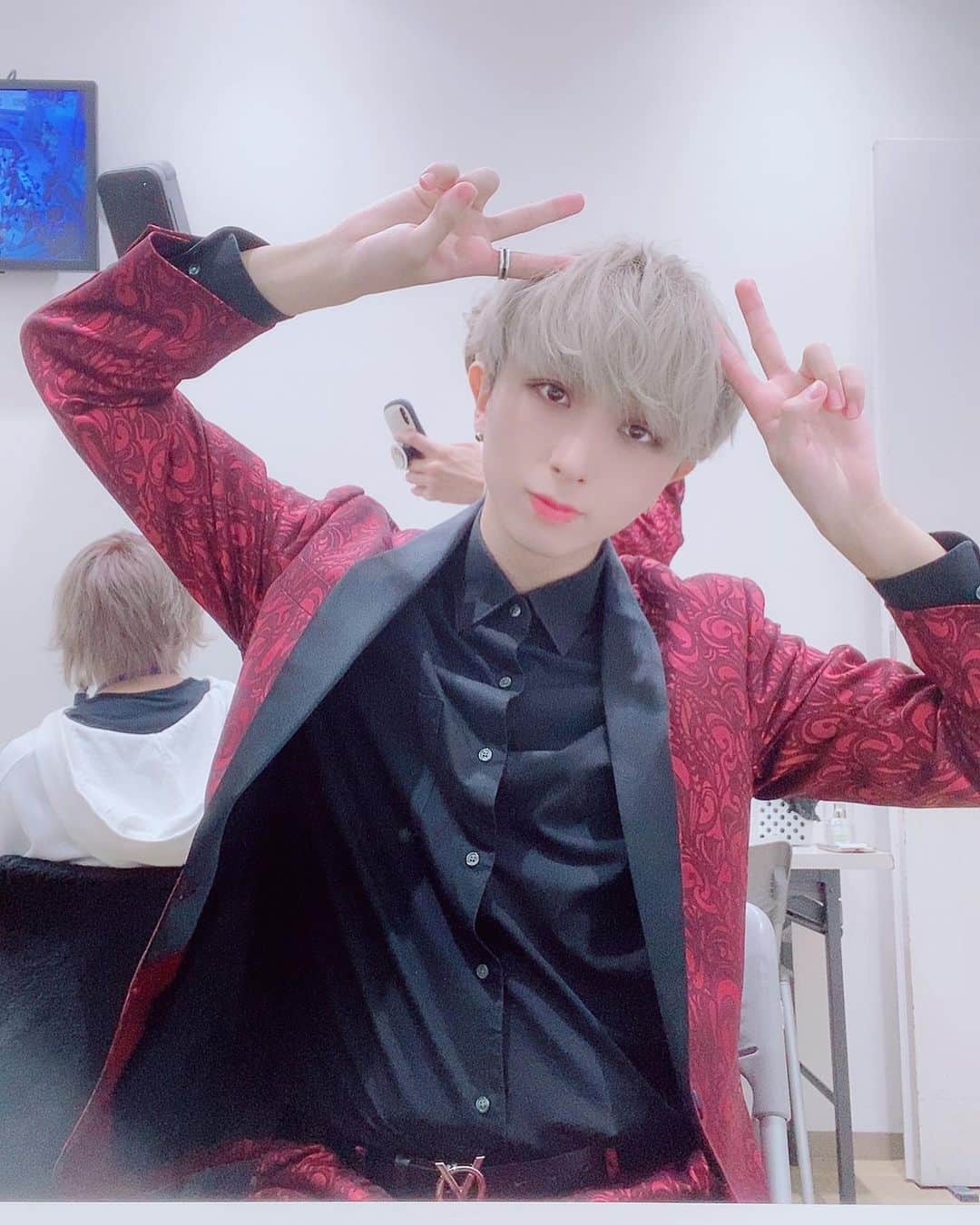 のインスタグラム：「髪の毛チョキチョキ✂️ ニューヘアーどうですか！？ #buzz_er #ブザー #髪切ったよ #ニューヘアーどう ? #ピース #マッチョポーズ #小顔ポーズ #アイドル #live #instagood  #instalike  #いいねしてね #ぴっぴっぴー」