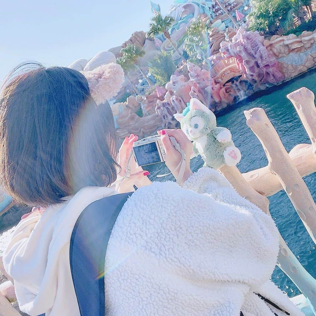 松本紗依のインスタグラム：「🌎 * 最近の中でお気に入りの1枚📸 * 次みんなで行くのはどこかな🥳 * 髪の長さを維持するか、伸ばそうか迷うなあ💭 * #ディズニーシー  #ジェラトーニ  #disney  #カメラ #ジェラトーニ入れるの必死  #時差投稿 #過去pic」