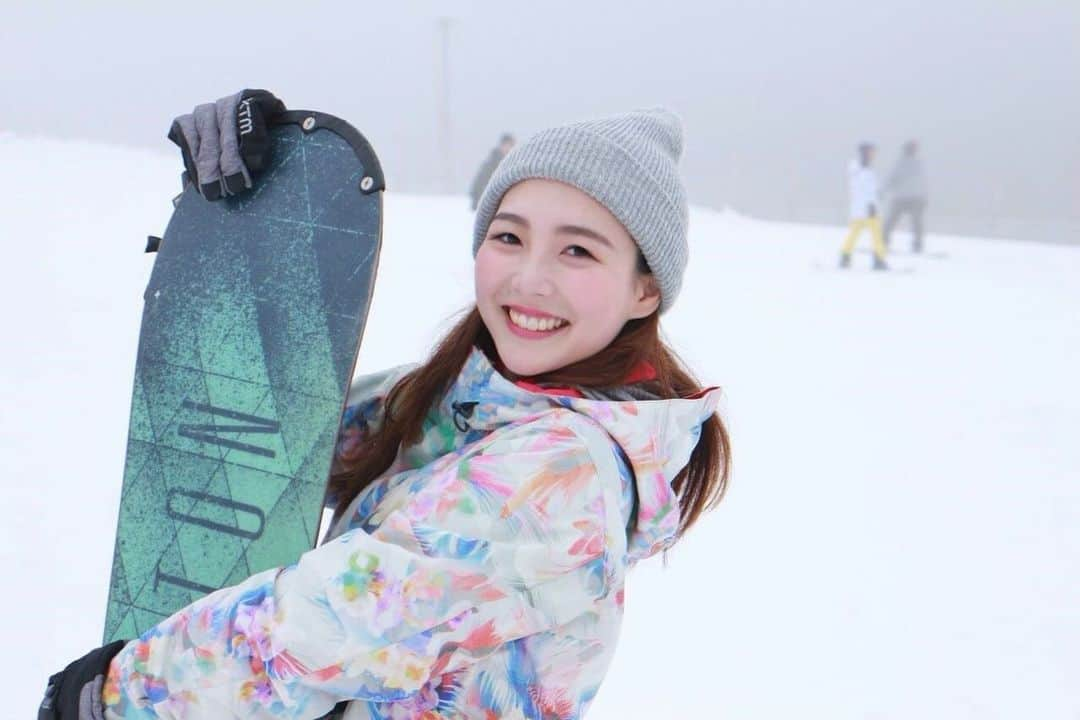 清水玲さんのインスタグラム写真 - (清水玲Instagram)「・ ・  昨日人生初の スノーボード体験してきました🏂❄️ ・  スキーは何度かあるのですが、 スノボはボードに触れることすら初めて！！ ・ ・  この雪景色だったので 最初は寒さに震えていましたが、 やっていくうちにじわっと汗をかくほど 気づくと熱中していて 暑くなっていました🤣 ・ ・  転びすぎて 今日は全身筋肉痛。 腕を上げるのもやっとです… 気になる滑りは次に投稿しますね🤣❄️ . .  #宮崎#宮崎放送#mrt#アナウンサー#大分#九重スキー場#九重森林公園スキー場#スノボ#🎿」1月20日 21時01分 - mrt.shimizu