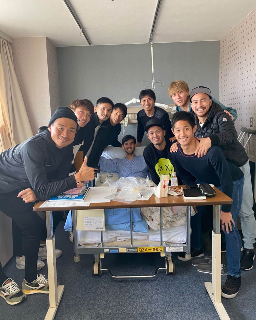 丸山祐市のインスタグラム：「アーリアさんのお見舞いに😁  焦らず、ゆっくり‼️ 待ってます‼️‼️ 明日からタイキャンプ頑張るぞー🇹🇭 #名古屋グランパス #長谷川アーリアジャスール  #oneteam」