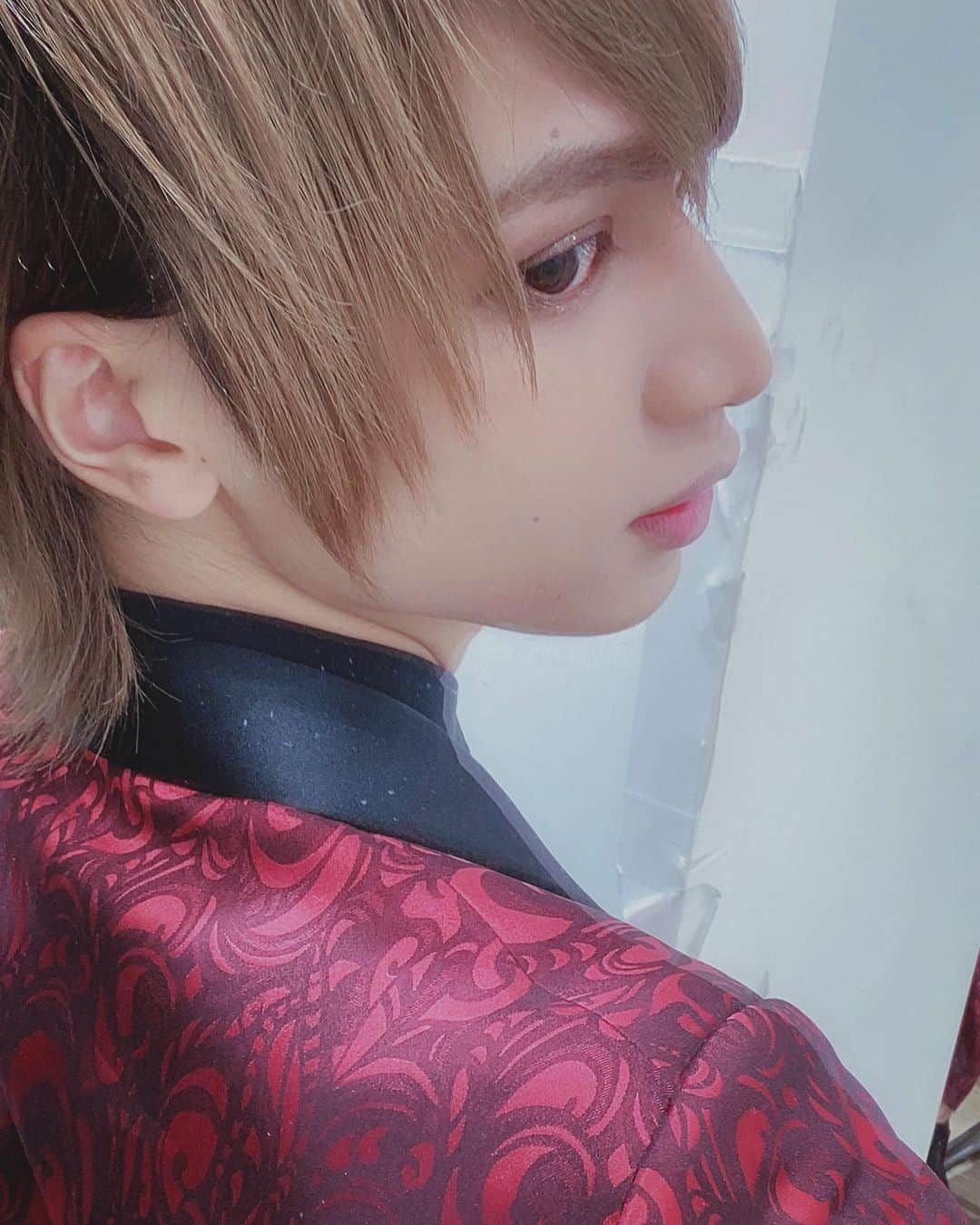 HAUさんのインスタグラム写真 - (HAUInstagram)「(ん…呼んだ？？) 振り向き様…💭 #振り向き #横顔 #赤 #スーツ #suit  #vietnamese #Vietnam #ベトナム #ベトナム人 #純血 #金髪 #黒 #金 #茶髪  #followforfollowback #f4f #ナチュラル #model #ootd #makeup #japan #文化」1月20日 20時57分 - haupika_bw