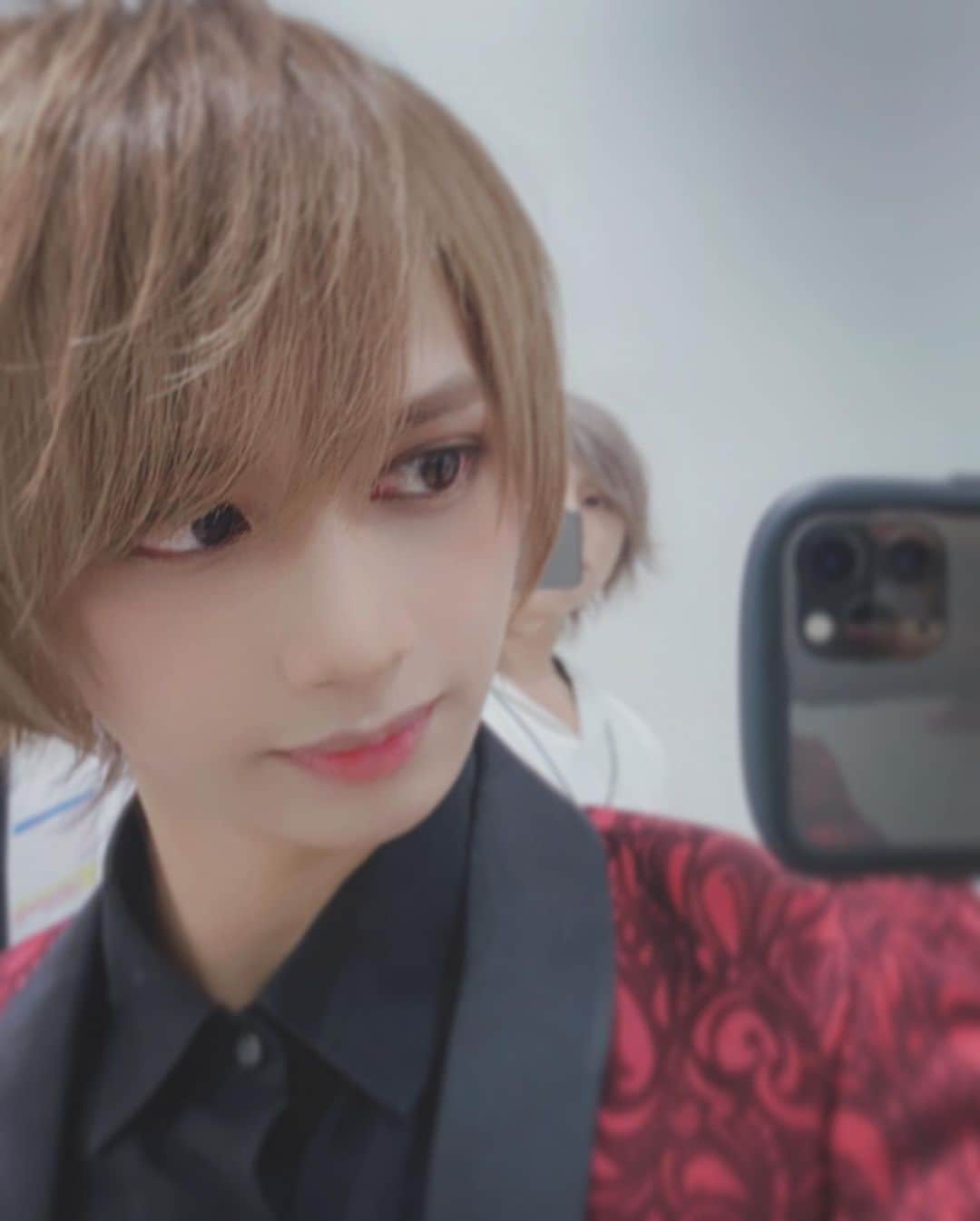 HAUさんのインスタグラム写真 - (HAUInstagram)「(ん…呼んだ？？) 振り向き様…💭 #振り向き #横顔 #赤 #スーツ #suit  #vietnamese #Vietnam #ベトナム #ベトナム人 #純血 #金髪 #黒 #金 #茶髪  #followforfollowback #f4f #ナチュラル #model #ootd #makeup #japan #文化」1月20日 20時57分 - haupika_bw