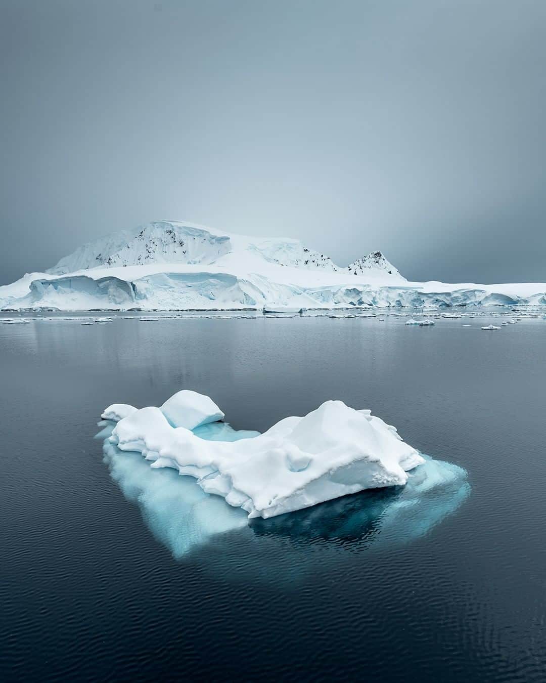 Mammutさんのインスタグラム写真 - (MammutInstagram)「Need some motivation to start into the new week? Enjoy this calm shot of an ice shelf drifting in front of the antarctic coastline.  #mammut_swiss1962 #antarctica」1月20日 21時00分 - mammut_swiss1862