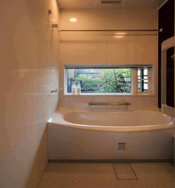 コラボハウス一級建築士事務所さんのインスタグラム写真 - (コラボハウス一級建築士事務所Instagram)「.⠀⠀⠀⠀⠀⠀ 和室からも浴室からも見える⠀⠀⠀⠀⠀⠀ 坪庭をつくりました。⠀⠀⠀⠀⠀⠀ 浴室の窓位置は、湯船につかると⠀⠀⠀⠀⠀⠀ 空が見える高さです。⠀⠀⠀⠀⠀⠀ .⠀⠀⠀⠀⠀⠀ お風呂に入りながら庭を眺める、⠀⠀⠀⠀⠀⠀ 1日の疲れを癒す贅沢な時間です。⠀⠀⠀⠀⠀⠀ .⠀⠀⠀⠀⠀ 他にも沢山のお家を⠀⠀⠀⠀⠀ ホームページでご紹介しています。⠀⠀⠀⠀⠀ @collabo_house　からご覧ください。⠀⠀⠀⠀⠀ #お風呂 #窓 #坪庭 #板塀 #浴室 #toto #サザナ #浴室乾燥機 #露天風呂 #換気 #和 #自分らしい暮らし #デザイナーズ住宅 #注文住宅新築 #設計士と直接話せる #設計士とつくる家 #コラボハウス #インテリア #愛媛 #香川 #新築 #注文住宅」1月20日 21時00分 - collabo_house