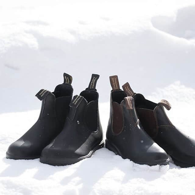 キナリノさんのインスタグラム写真 - (キナリノInstagram)「. ＼キナリノモール／BLUNDSTONE | サイドゴアブーツ . －－－－－－－－－ 雨にも雪にも強いサイドゴアブーツ . レザーシューズでありながら、雨や雪の日にも履けます。 ソール（靴底のゴム部分）とアッパー（足を覆っているレザー部分）の間につなぎ目ができない特殊な製法により、水が入りにくい作りとなっています。 また、靴底のソールには、グリップ力が高いので濡れた地面を歩くときも安心です。 カラーは、ブラックとブラウンの2色をご用意しました＊ . －－－－－－－－－ https://kinarino-mall.jp/item-33681 . . ▶画像をタップすると詳細情報をご覧いただけます。 . ▶キナリノアプリでも販売中！ 「お買いもの」→「インスタグラム掲載アイテム」 ※ダウンロードはプロフィールリンクから(@kinarino_official) . . #キナリノモール #キナリノ #丁寧な暮らし #暮らし #サイドゴアブーツ #靴 #ブーツ #サイドゴア #足元 #コーディネート #SUU #BLUNDSTONE #shoes #boots #SideGore #Leathershoes #fashionista #coordination #simple #ootd #instafashion .」1月20日 21時00分 - kinarino_official