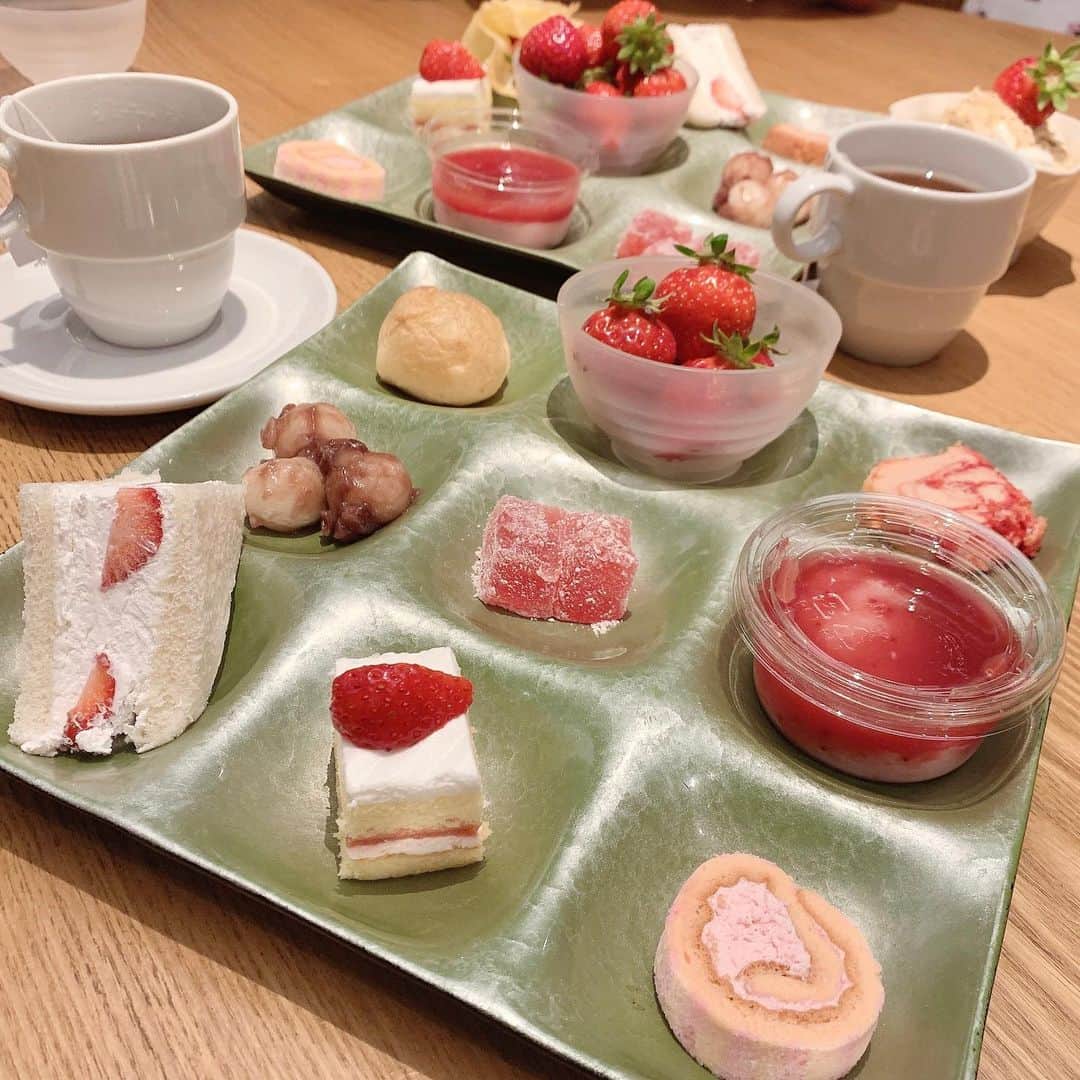 浅井麻里さんのインスタグラム写真 - (浅井麻里Instagram)「🍓🍰﻿ ﻿ いちごー❤️❤️﻿ ﻿ いちごチョコファウンテン🍓💕﻿ ﻿ ﻿ フレッシュあまおう＆﻿ いちごスイーツ食べ放題フェア🍓﻿ 上野のビュッフェレストラン﻿ 『大地の贈り物』@daichino_okurimono ﻿ つい先日行ってきました！🙋‍♀️﻿ ﻿ いちごの食べ放題って幸せ…❤️🤤﻿ しかも、ケーキやクレープやわらび餅やサンド、﻿ いちご飴…スイーツも種類たくさん！🍰🍡﻿ ﻿ 甘いのだけじゃなくて、﻿ お惣菜とかお寿司とかカレーとかもあるから﻿ 交互にエンドレスで食べてられる😋💕（笑）﻿ サラダのドレッシングや﻿ ティーパックの種類もすごく豊富で﻿ いちご以外にもワクワクたくさん❤️﻿ ﻿ 食べたいもの盛りだくさんで、﻿ とっても美味しくて幸せな時間でした✨😍﻿ ﻿ ﻿ #いちご#いちごビュッフェ#苺#イチゴ#スイーツビュッフェ#上野#大地の贈り物#あまおう#buffet#strawberry#🍓」1月20日 21時00分 - mari_asai_625