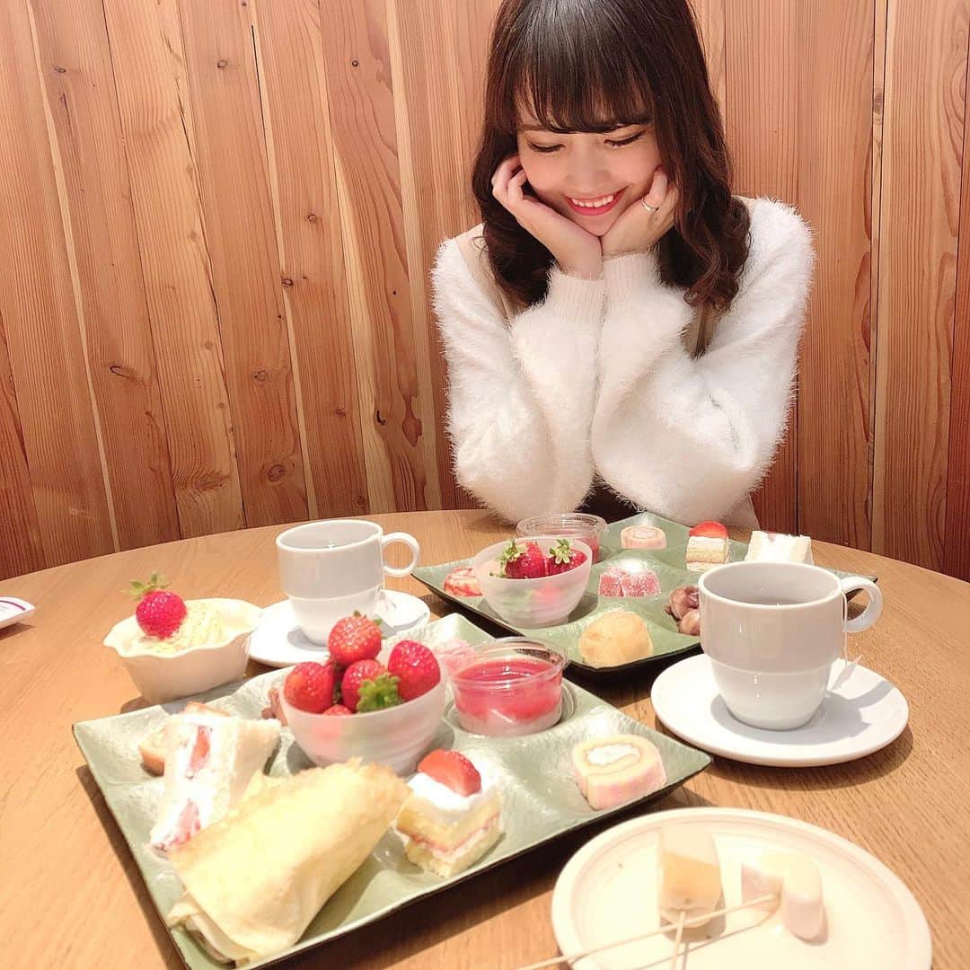 浅井麻里さんのインスタグラム写真 - (浅井麻里Instagram)「🍓🍰﻿ ﻿ いちごー❤️❤️﻿ ﻿ いちごチョコファウンテン🍓💕﻿ ﻿ ﻿ フレッシュあまおう＆﻿ いちごスイーツ食べ放題フェア🍓﻿ 上野のビュッフェレストラン﻿ 『大地の贈り物』@daichino_okurimono ﻿ つい先日行ってきました！🙋‍♀️﻿ ﻿ いちごの食べ放題って幸せ…❤️🤤﻿ しかも、ケーキやクレープやわらび餅やサンド、﻿ いちご飴…スイーツも種類たくさん！🍰🍡﻿ ﻿ 甘いのだけじゃなくて、﻿ お惣菜とかお寿司とかカレーとかもあるから﻿ 交互にエンドレスで食べてられる😋💕（笑）﻿ サラダのドレッシングや﻿ ティーパックの種類もすごく豊富で﻿ いちご以外にもワクワクたくさん❤️﻿ ﻿ 食べたいもの盛りだくさんで、﻿ とっても美味しくて幸せな時間でした✨😍﻿ ﻿ ﻿ #いちご#いちごビュッフェ#苺#イチゴ#スイーツビュッフェ#上野#大地の贈り物#あまおう#buffet#strawberry#🍓」1月20日 21時00分 - mari_asai_625