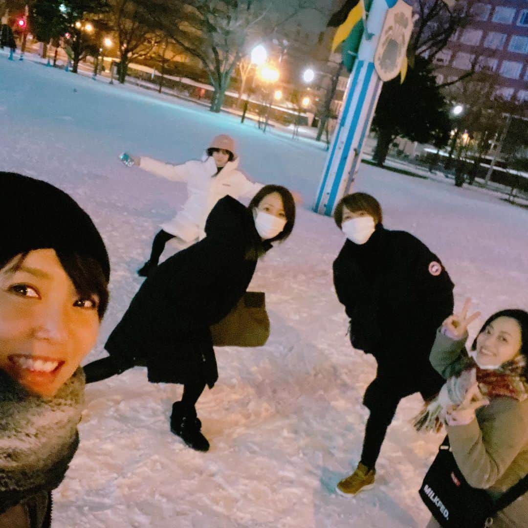 のインスタグラム：「👘 劇団朱雀復活公演全公演 無事終了しました✨ 観て下さった皆様、思いを飛ばして下さった皆様、 本当にありがとうございました😊 素晴らしいキャスト、 スタッフさんの中で出演出来た事幸せでした☺️ 太一さん自身が、そして太一さんが創る物が 本当に素敵でした✨ 北海道も満喫してきたーー😋 パーカーも買いました✌️ 幸せな3ヶ月でしたー🥰 #劇団朱雀 #復活公演 #札幌公演 #千秋楽 #蓮城まこと #きんぐ でした！ #雪 #劇団朱雀パーカー #お寿司 #雪のアヒルちゃん達 #白い恋人生チョコサンド  #新千歳空港限定」