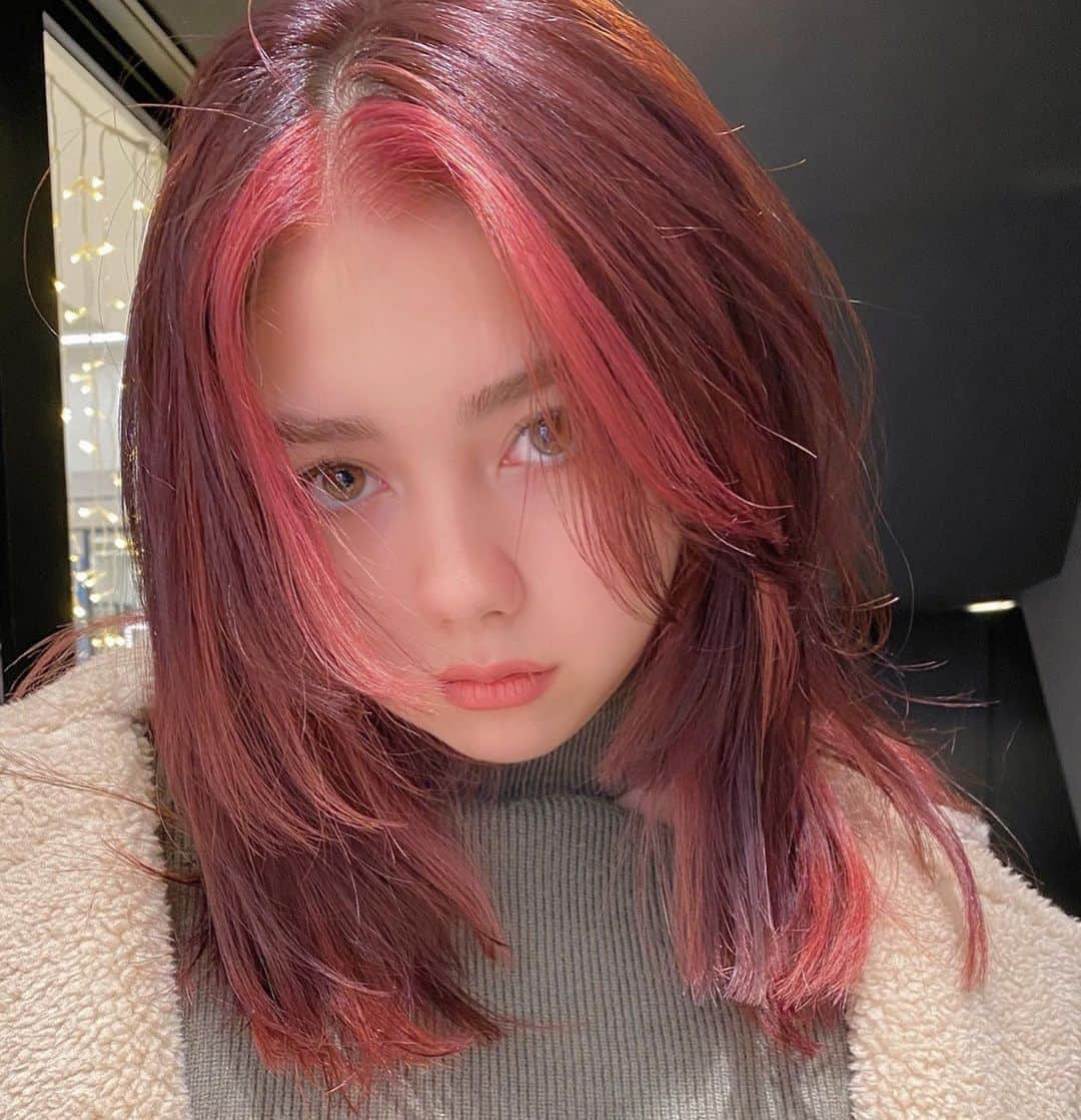 NASUさんのインスタグラム写真 - (NASUInstagram)「Spring Colorful  Highlight Color by nasup🌷🐝 ポイントを決めていれたハイライト！ カラーで遊ぶハイライト！ 何か変えたい人、ポイントが欲しい人には特におすすめ🪐 ブリーチは2回がマストです。 顔まわりはラインがわかるようにポイントでカット！ 髪をまとめた時も可愛い。 #3dスペシャルハイライトbynasu  #ハイライ#highlight #colorful  #Spring #pointcolor #pinkhair」1月20日 21時07分 - nasup