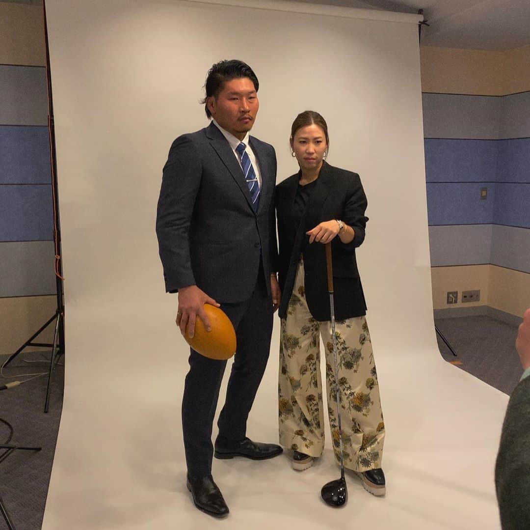 稲垣啓太のインスタグラム：「上田桃子さん @momoko3030  と対談させて頂きました。内容は明日発売の週間ゴルフダイジェストに。2年程前のゴルフカート。」