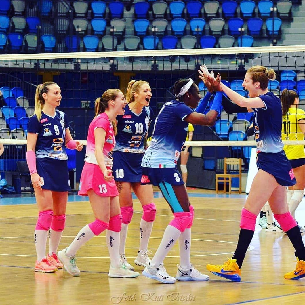 ミア・イエルコフのインスタグラム：「🤷🏐🏐🏐」