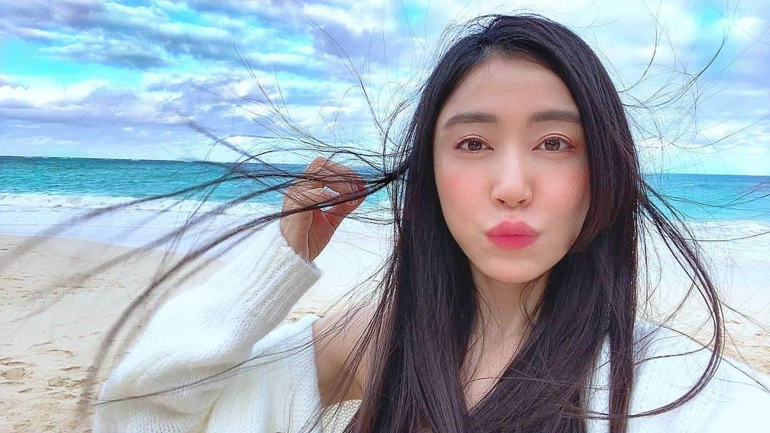 橋口いくよさんのインスタグラム写真 - (橋口いくよInstagram)「I usually air dry my hair. ﻿﻿ ﻿ぶばああああああ。﻿﻿ 現在、ハワイでアロハ萌え中。﻿﻿ ずっと動画まわしてて、１日あっという間です。﻿﻿ 今日も、たくさん笑って、思いがけず泣き、めちゃくちゃ楽しかった。﻿﻿ 私、もともとハワイにお友達はいなかったんだけど、アロハ萌えのエッセイ書き始めたら不思議と素敵な出会いがあって、おかげでハワイがさらに何倍も楽しく何倍も大好きに。﻿﻿ 今日もしみじみそれを感じる１日でした。﻿﻿ ハワイを全力でかき集めるべく、お部屋に戻ってからすらずっと撮影しているので、お楽しみに。﻿﻿ ﻿﻿ #hawaii #oahu #hawaiitrip #hawaii2020 #hawaiistagram #beach #wave #sea #waimanalo #waimanalobeach #alohamoe #hair #hawaiianday ##ワイマナロ #アロハ萌え #ハワイ旅行 #ハワイ旅 #オアフ #ビーチ」1月20日 21時19分 - ikutorias_secret