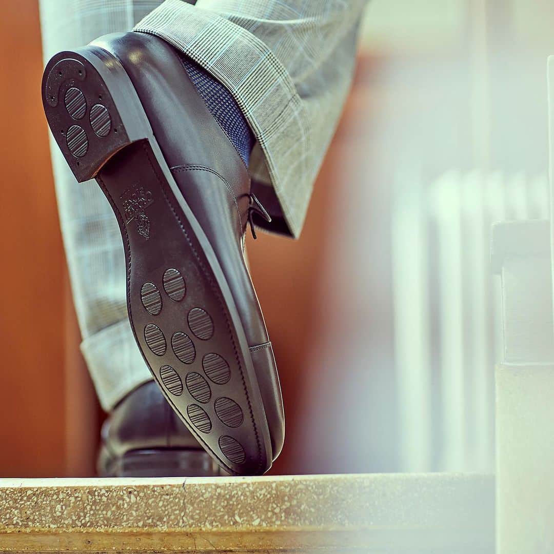 クロケット&ジョーンズさんのインスタグラム写真 - (クロケット&ジョーンズInstagram)「Shoes & Style: Back to Business - We might be just a little biased, but at Crockett & Jones we think there’s no better way to beat the January blues than to treat yourself to a new pair of shoes. . Swipe up in our story to read the article. . #crockettandjones #madetobeworn #citysole #backtobusiness」1月20日 21時37分 - crockettandjones_official