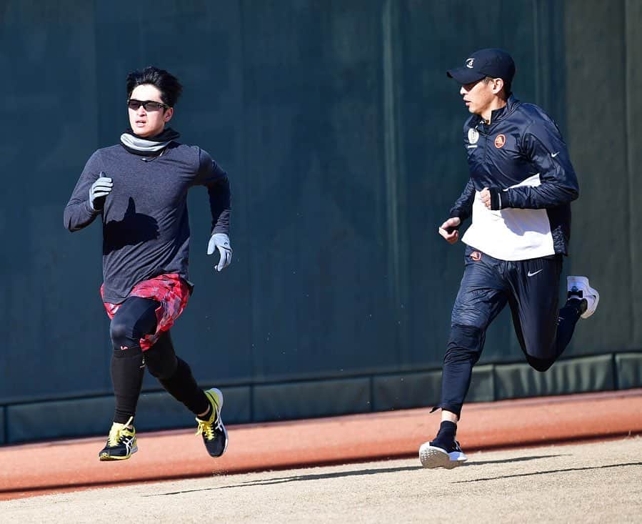 のインスタグラム：「阪神タイガース新人合同自主トレ。﻿ ﻿ 今年で4年目になりますが、今年のメンバーの走りのセンス、修正力は過去最高に良かったと思います。野手はスピードと盗塁の技術も高めつつ、投手は怪我のない走り方の習得を目指して頑張っていきましょう﻿ ﻿ ﻿ 久々に多くの選手の皆さんとも再会できました！走りもいい状態で安心しました。﻿ ﻿ ﻿ 写真は極トラプレミアム(日刊スポーツ)さん。いつの間にこんな素晴らしい写真を！ありがとうございます！阪神ファンの皆さんは是非フォローを。﻿ ﻿ ﻿ #阪神タイガース﻿ #秋本真吾」