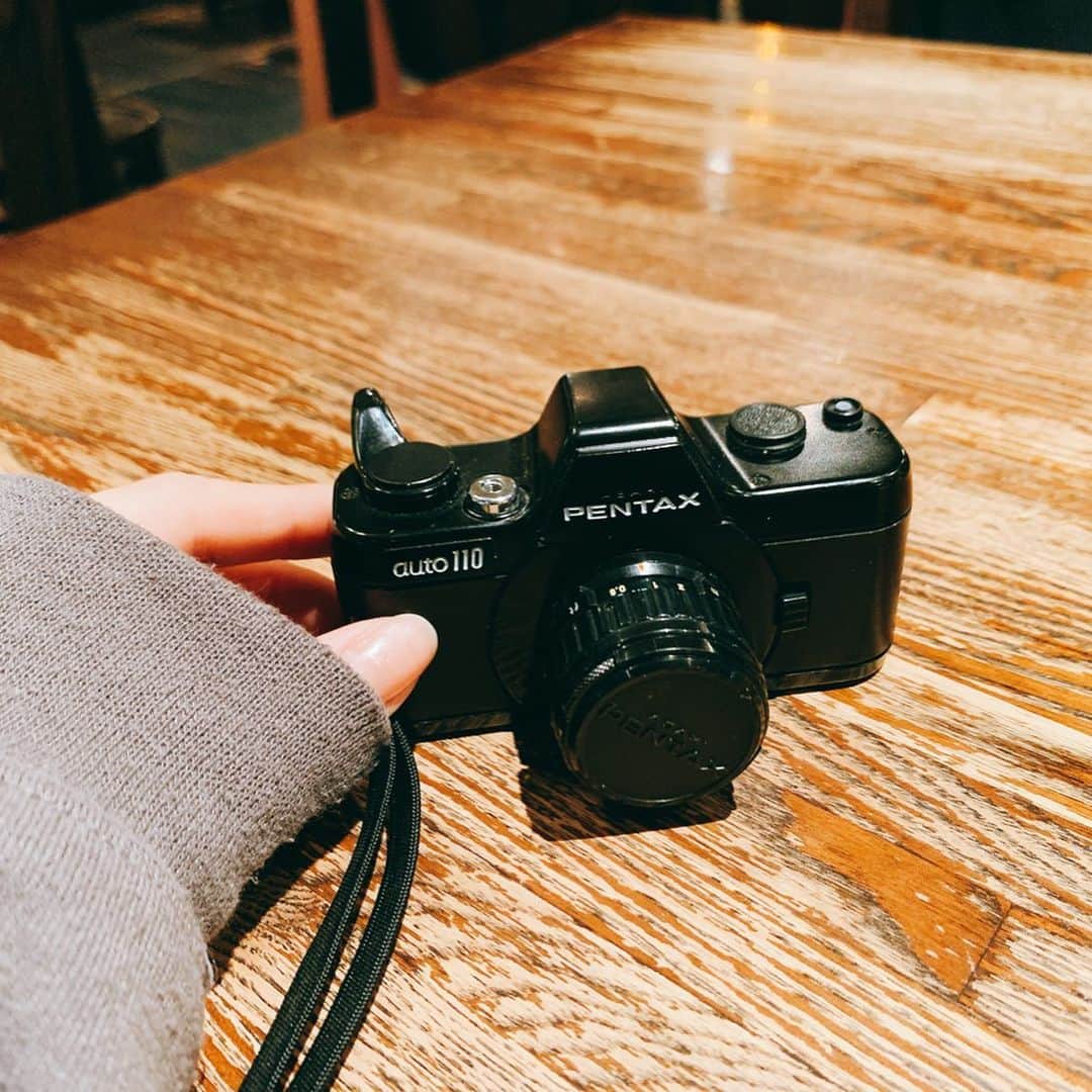 吉田友利恵さんのインスタグラム写真 - (吉田友利恵Instagram)「🎞 新しいカメラ。。 とっても小さいの。。 あーーかわいいよおおお🥺 この表情を見て、鼻の下伸びてる、嬉しいんだ。 @gaku10 さんの投稿を見てすぐ欲しくなりまして、一週間も経たず迎え入れました。(笑) どこに売ってるか教えてくださってありがとうございます😊 無事ゲットいたしましたっ！ . 小さい鞄を持ち歩く事が多いからこのサイズは最高に嬉しい。。 早く撮ってみたいなぁ☺️ ハッシュタグでこのカメラの写真見るの楽しい😌 #pentaxauto110 #110フィルム」1月20日 21時32分 - _yurieyoshida_