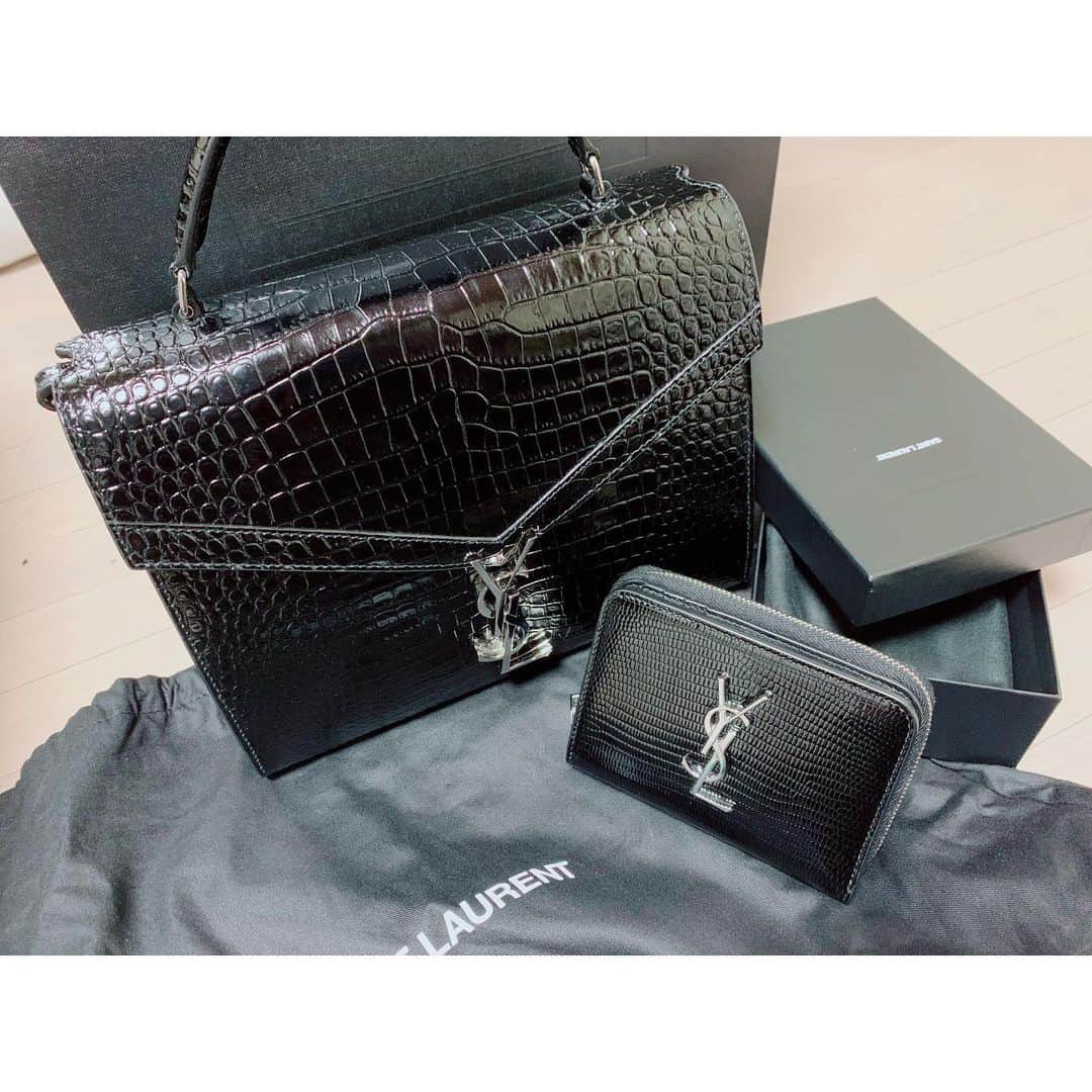 中川ジュリアのインスタグラム：「新年だから財布も新しいの買った💃 #ysl」