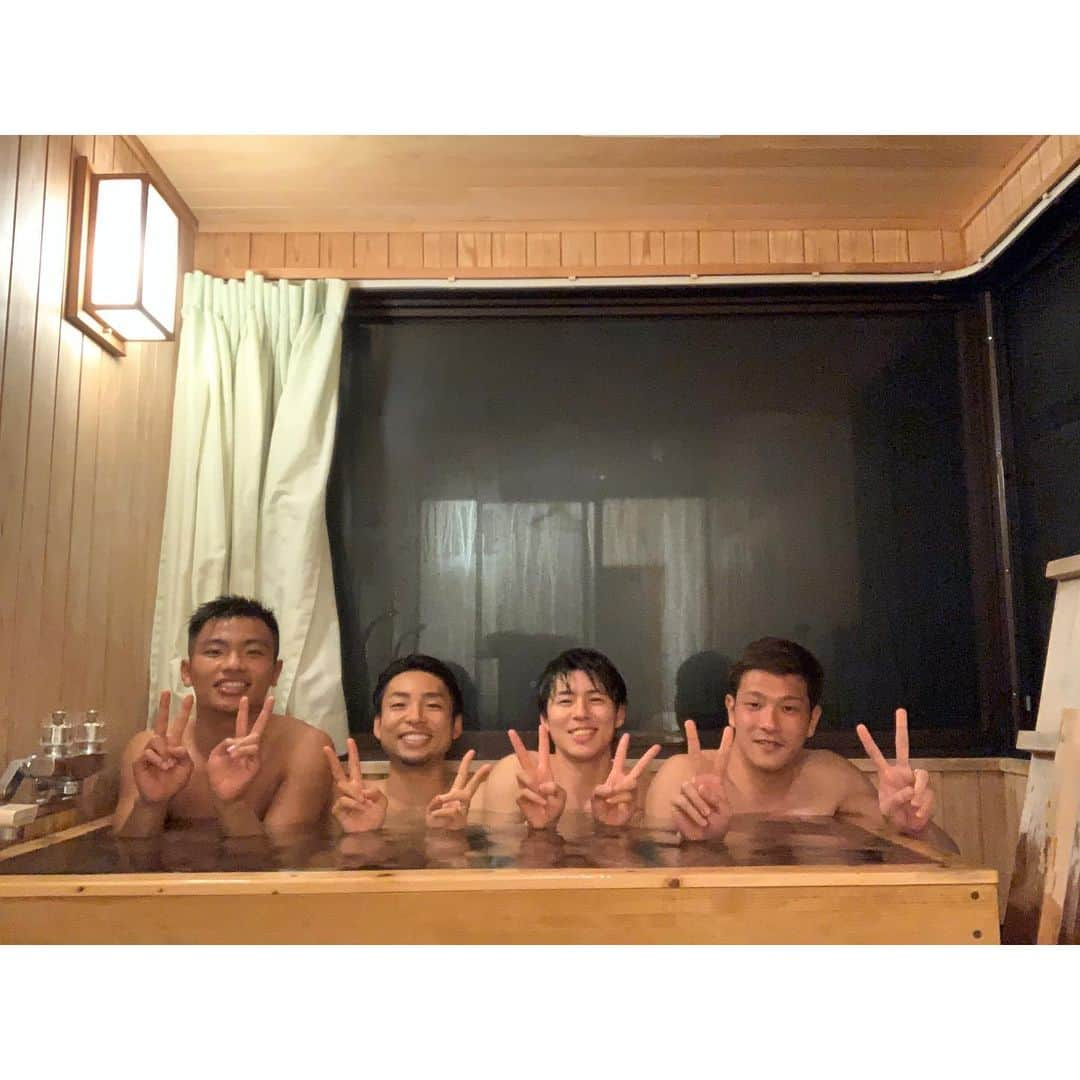 藤嶋栄介さんのインスタグラム写真 - (藤嶋栄介Instagram)「同部屋クイズの答えはもうみんな知ってると思うけど、 首太レオ ぶりっこ泰斗 たこ焼き悠くん ＋俺の４人部屋でした。 沢山の解答ありがとうございました。 良い感じの答えもありましたが、正解者はいませんでしたね。笑 明日はトレーニングマッチ。 頑張りましょう。  #同部屋クイズ #答え合わせ #小林悠 #脇坂泰斗  #旗手怜央  #藤嶋栄介」1月20日 21時35分 - e.fujishima_official