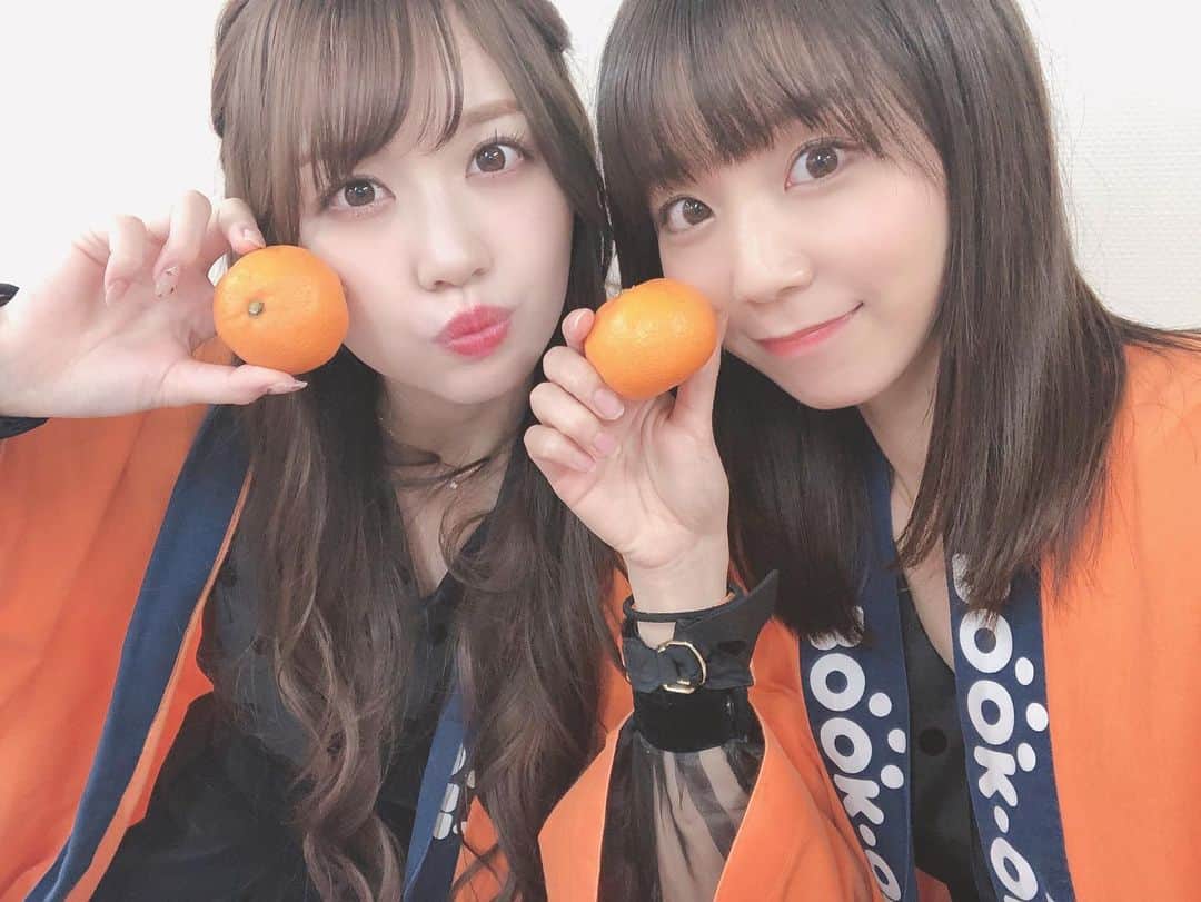 のインスタグラム：「みかんっ🍊 #LinQ #吉川千愛　#新木さくら #こんにちあ　#あいんちゅ #福岡　#fukuoka #博多　#hakata #みかん　#BOOKOFF #ブックオフ」