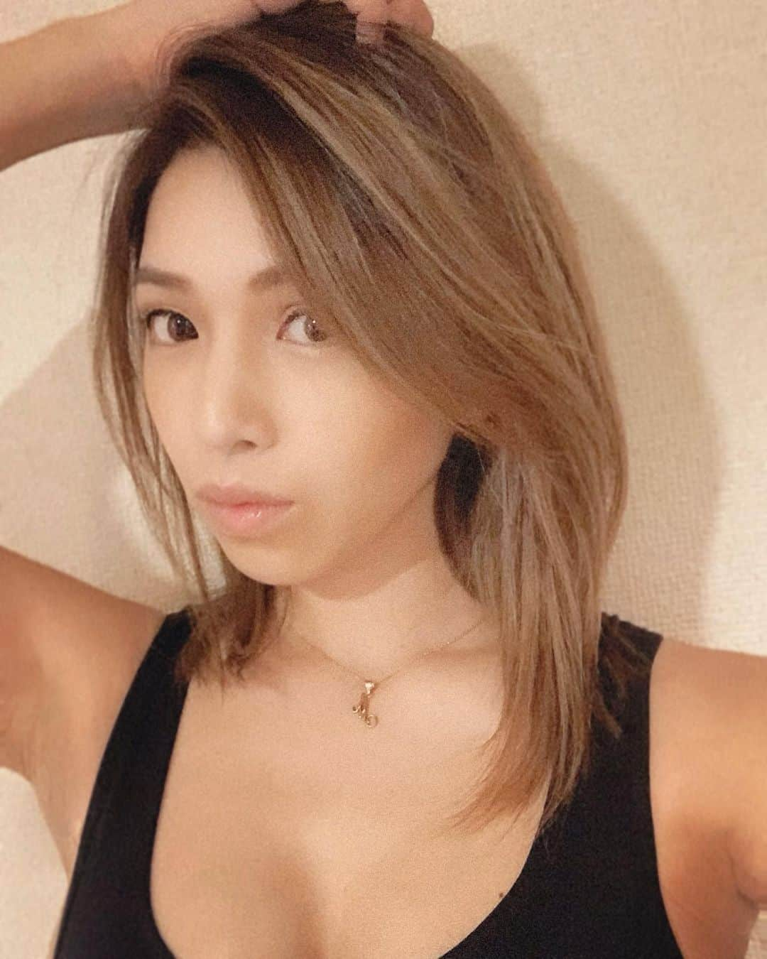 来夏さんのインスタグラム写真 - (来夏Instagram)「#💄 こないだ美容室にマツエクに一瞬いけただけで、 ハッピーになった、早く娘に会いたくなった、 久々に自撮りした、ほぼ不採用だけど🤣 産後、まつげは細ーくなり短くなり 寂しい目元だったんだけど フラットラッシュでパッチリと✨ とはいえまだ弱い状態だから 長さも相談にのってもらって Dカール10,11㍉目尻Cカール11㍉に👀 @trueyelash  @tru_harajuku さんにて🤎 いつもありがとうございます🙏✨ _  ささやかなケアでも少しの変化でも 喜びは大きかった😆☺️😊 今はおうちでできる美容をきちんとしようっと✨🙋🏽‍♀️ 1日寝巻きで終わる日々ばかりだから お出かけできるころには 気持ちも晴れ晴れすごせるように、 1分でも2分でも 一日ひと美容が目標☝🏽☀️🌸 #マツエク #trueyelash  #グラデーションカラー #ハイライトカラー #rollenwiz #harajuku  #産後 #女の子ママ」1月20日 22時03分 - rairairaika