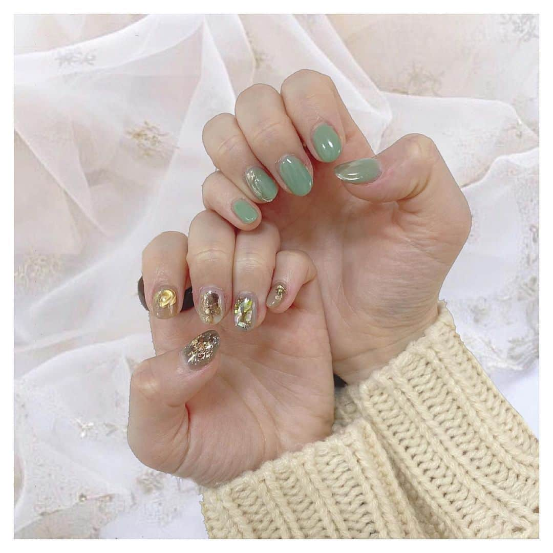 MISAさんのインスタグラム写真 - (MISAInstagram)「ㅤㅤㅤㅤㅤㅤㅤㅤㅤㅤㅤㅤㅤ お待たせしました new nail です🌿💘💘💘 絶妙なグリーンが可愛すぎる🥰 シンプルに単色だけもかわいいけど ちょこっとミラーの塗りかけしたり 反対側はブラウンメインのキラキラニュアンス🐰💗💗 ㅤㅤㅤㅤㅤㅤㅤㅤㅤㅤㅤㅤㅤ 好きを詰め込んだネイルになったよ☺️ ㅤㅤㅤㅤㅤㅤㅤㅤㅤㅤㅤㅤㅤ 今回は　@mizuki__moca さんに やっていただきました🍑 ありがとうございました❤︎ ㅤㅤㅤㅤㅤㅤㅤㅤㅤㅤㅤㅤㅤ」1月20日 21時59分 - chatae._