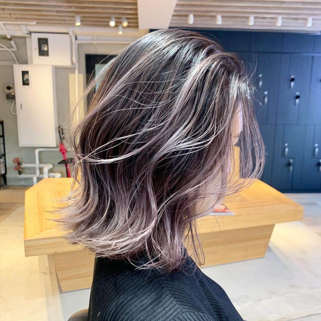 きぬがわひかるさんのインスタグラム写真 - (きぬがわひかるInstagram)「balayage  medium 🐼 .  根元も毛先も赤みがない色合いで  色落ちきても必ず可愛いくらいの仕上がりにしております👏⭐️ . 【ブリーチ剤】 ◉ブリーチ剤：Schwarzkopf_FIBREPLEX @schwarzkopfjapan 【カラー剤】 ◉カラー剤：WELLA_KOLESTON  @wellapro_japan」1月20日 22時00分 - hikaru.kinugawa