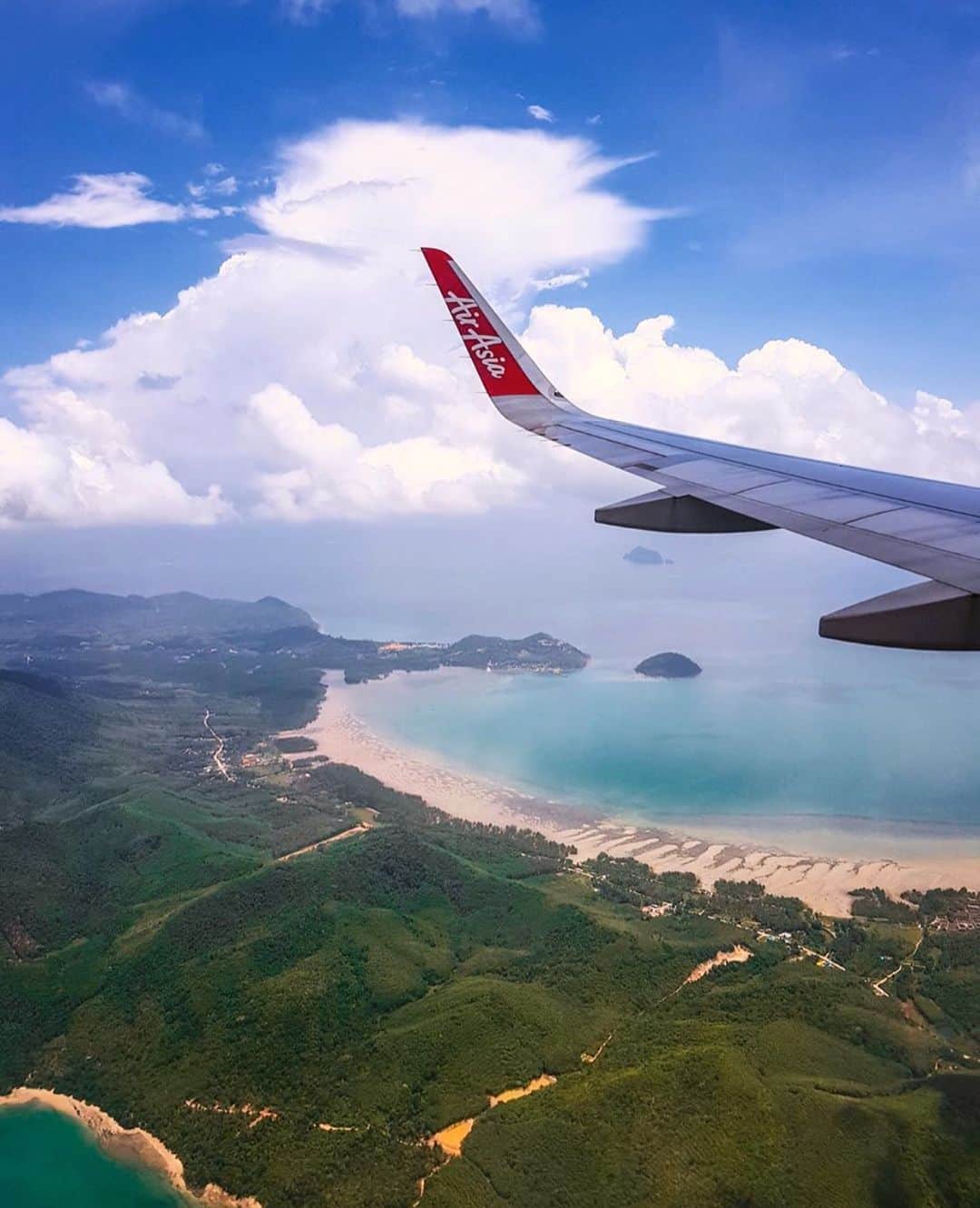 エアアジアさんのインスタグラム写真 - (エアアジアInstagram)「From chicken to views, we all can’t get enough of the wings and we know you really do!  Here are some of our favorite #AirAsia wing views snapped by our lovely travelers.  Feel free to tag us and use #AirAsia in your gram every time you score a window seat with us! 💺😎🤙🏼 __________ #FlyTheWorldChampion」1月20日 22時05分 - airasiasuperapp