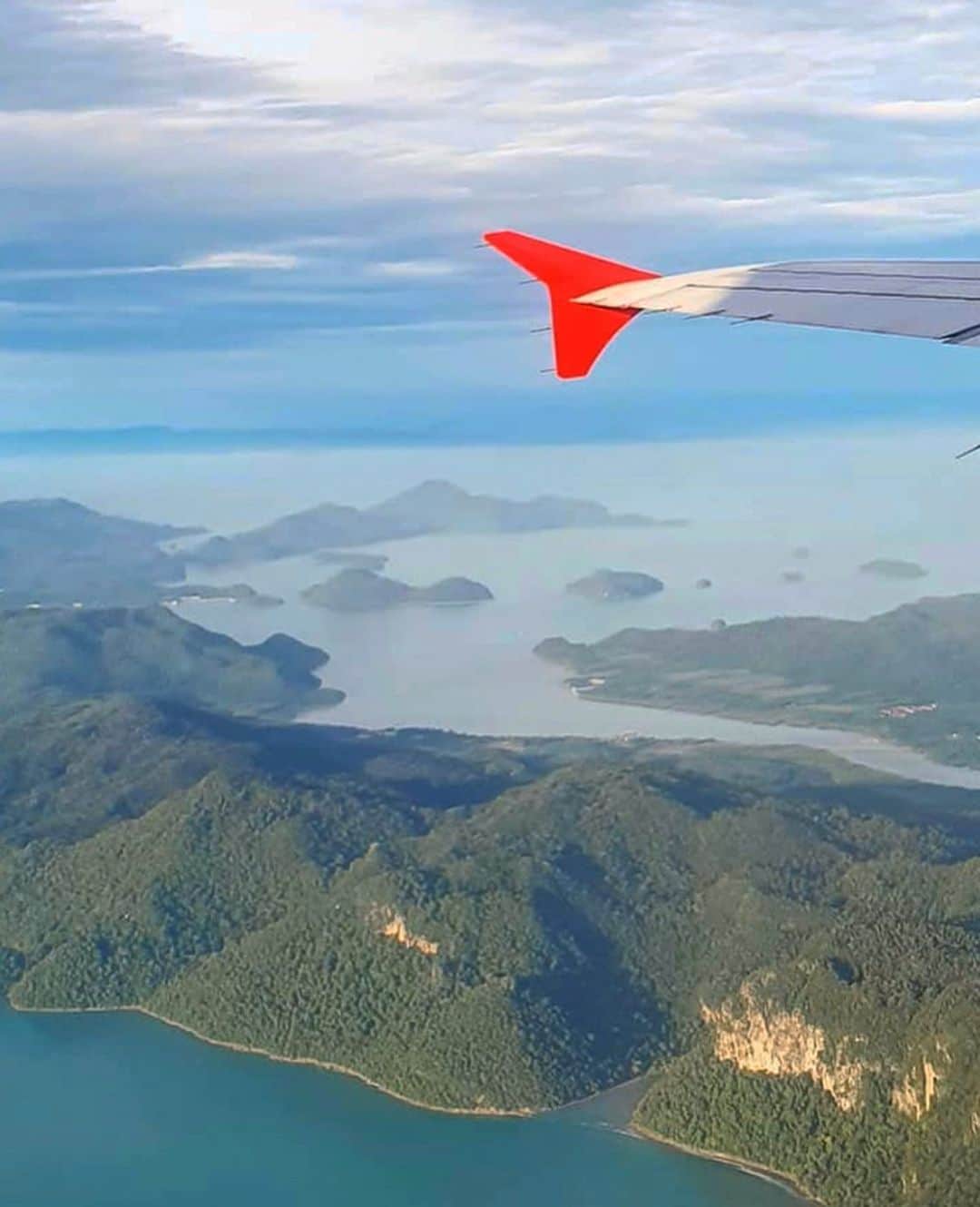 エアアジアさんのインスタグラム写真 - (エアアジアInstagram)「From chicken to views, we all can’t get enough of the wings and we know you really do!  Here are some of our favorite #AirAsia wing views snapped by our lovely travelers.  Feel free to tag us and use #AirAsia in your gram every time you score a window seat with us! 💺😎🤙🏼 __________ #FlyTheWorldChampion」1月20日 22時05分 - airasiasuperapp