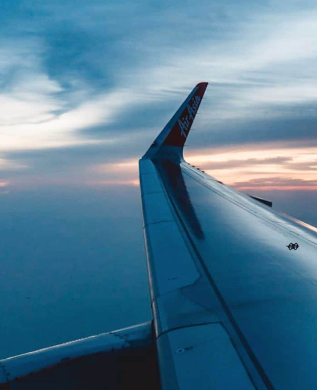 エアアジアさんのインスタグラム写真 - (エアアジアInstagram)「From chicken to views, we all can’t get enough of the wings and we know you really do!  Here are some of our favorite #AirAsia wing views snapped by our lovely travelers.  Feel free to tag us and use #AirAsia in your gram every time you score a window seat with us! 💺😎🤙🏼 __________ #FlyTheWorldChampion」1月20日 22時05分 - airasiasuperapp