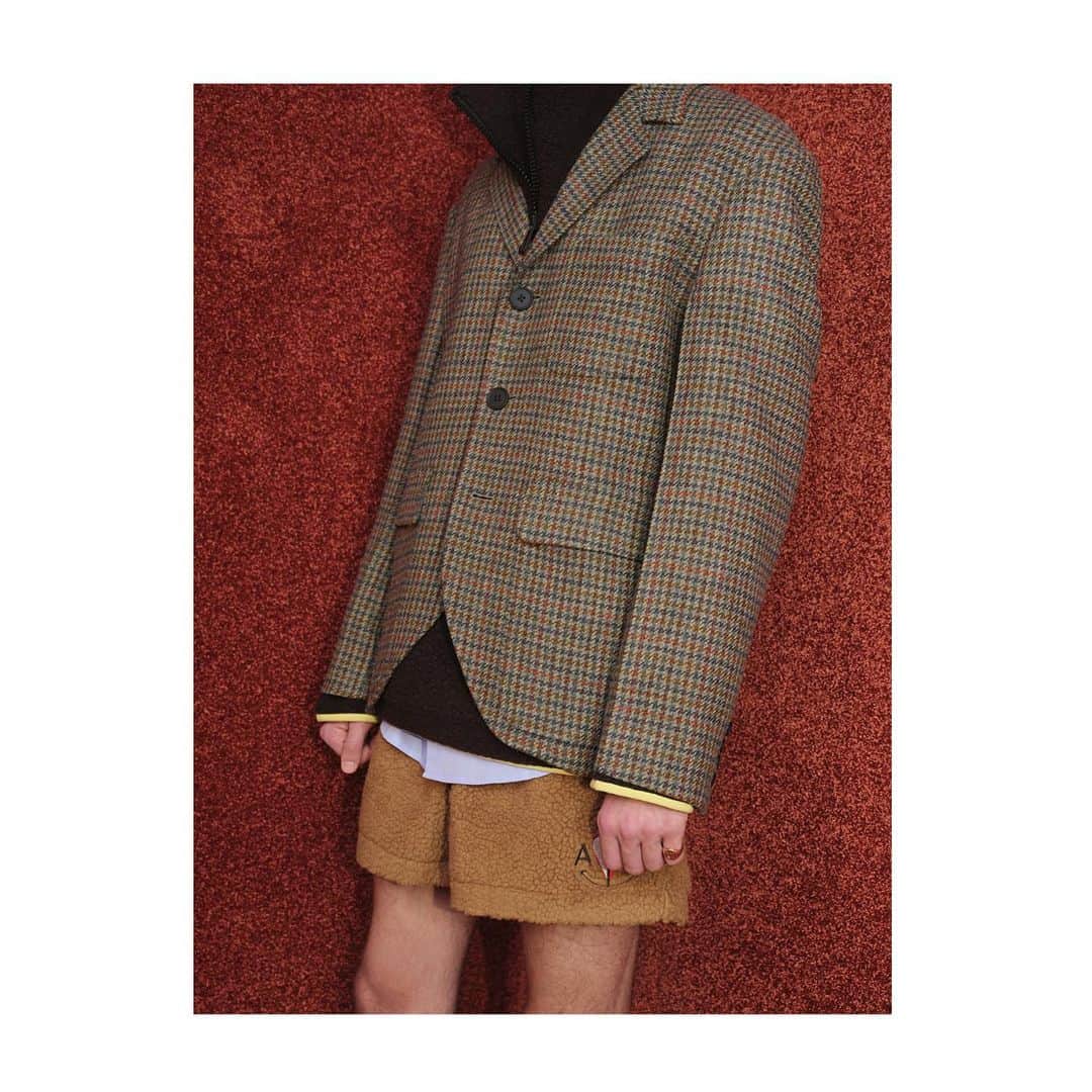アンドレアポンピリオのインスタグラム：「LOOK 22. FALL/WINTER 2020.  WATCH THE NEW COLLECTION ON VOGUE RUNWAY  #FAMILYAFFAIR #AndreaPompilio #LoveMeForeverOrNever #FW20 #MENSWEAR #MILANO #MFW」