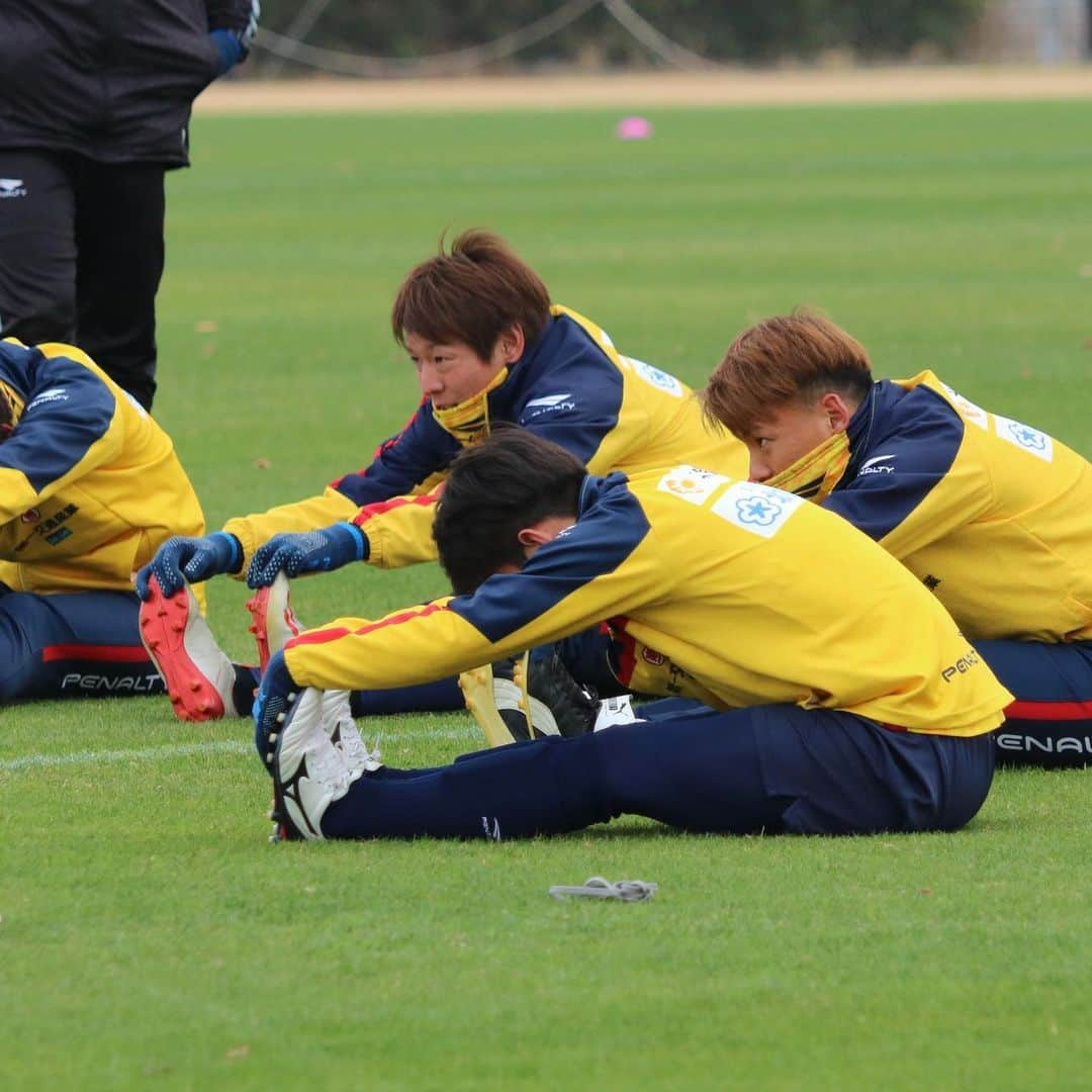 ギラヴァンツ北九州さんのインスタグラム写真 - (ギラヴァンツ北九州Instagram)「. 島原キャンプ初日②⚽️ . 午後は早速トレーニング！ パスコントロール、8vs8のゲームなどで約1時間30分の練習でした💨  明日は同じく島原市営平成町多目的グラウンドで、9:30〜/15:00〜の2部練習となります！ . #ギラヴァンツ北九州 #ギラヴァンツ #北九州 #島原市 #島原キャンプ」1月20日 22時13分 - giravanz_kitakyushu