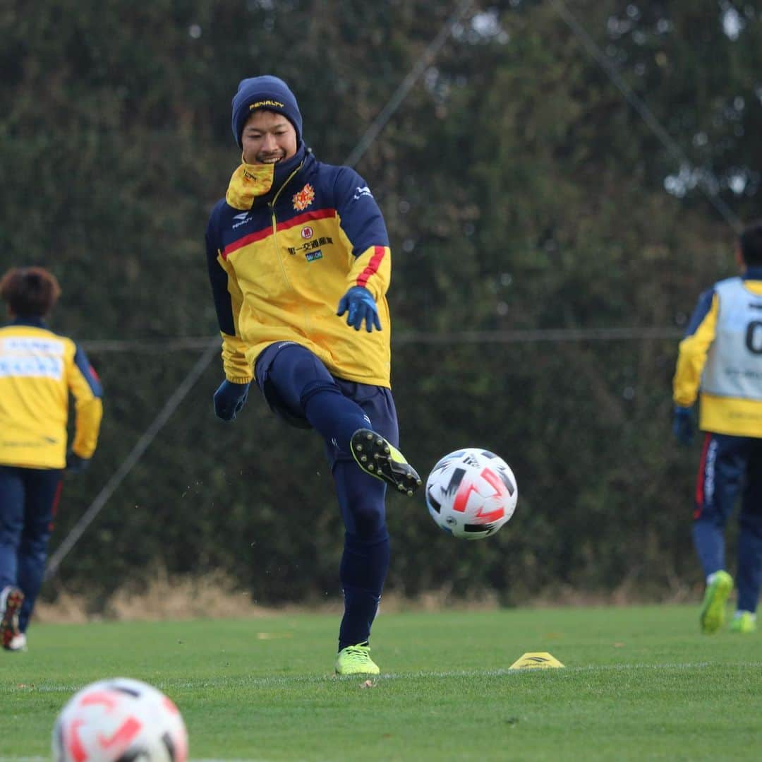 ギラヴァンツ北九州さんのインスタグラム写真 - (ギラヴァンツ北九州Instagram)「. 島原キャンプ初日②⚽️ . 午後は早速トレーニング！ パスコントロール、8vs8のゲームなどで約1時間30分の練習でした💨  明日は同じく島原市営平成町多目的グラウンドで、9:30〜/15:00〜の2部練習となります！ . #ギラヴァンツ北九州 #ギラヴァンツ #北九州 #島原市 #島原キャンプ」1月20日 22時13分 - giravanz_kitakyushu