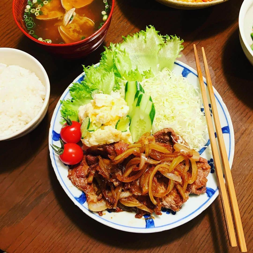 志摩有子さんのインスタグラム写真 - (志摩有子Instagram)「初志貫徹で生姜焼きも。圧力鍋を手に入れてから、じゃがいもが3分で柔らかく蒸しあがるのでポテサラも手作り。コッテリ照り照りの甘辛味の茶色めしが白ごはんにも合う。  ところで、本日新刊本の重版が決まったとの連絡をもらいました。しかも大幅増刷とのこと。これもひとえに皆さまのおかげです。心から感謝申し上げます。  #圧力鍋チャレンジ #マイヤー圧力鍋 #重版出来」1月20日 22時16分 - ariko418