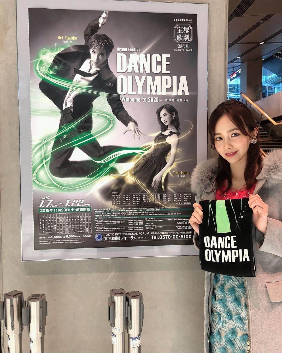 黒澤詩音のインスタグラム：「*﻿ ﻿ #宝塚歌劇団 #花組﻿ #ダンスオリンピア 🌸﻿ ﻿ 今回も柴田アナと 2度目の観劇へ行ってきました✨﻿ ﻿ #柚香光 さんのダンス、表情、どれをとっても魅力的で、新生花組のつくるステージはとっても楽しくてあっという間の時間😊﻿。今日は #華雅りりか さんがお手を伸ばしてくださって、、美しかった…！ 0番に立つ柚香さんのお姿をみるだけで、幸せな気持ちになります。 明日の前楽がダンオリ最後の観劇！ 仕事で途中までしかみれないけど目に焼き付けてきます！ ﻿ 2020ポーズ✌️﻿ ﻿ 今日は二十四節気では、大寒⛄️❄️﻿ 今週はロケが続くので寒いけど今日の観劇で、心がホカホカ💕になったので頑張るぞ〜！﻿ ﻿ ﻿ #宝塚 #宝塚歌劇 #観劇 #danceolympia #takarazuka」