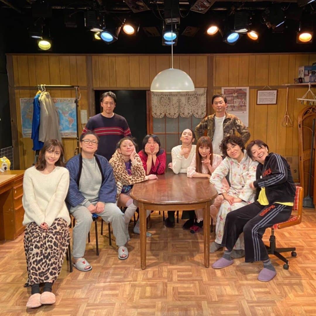山下愛実（まなみるく）のインスタグラム：「シアターまぁ『里見家の人々』 ご来場下さりありがとうございました💐  無事に千秋楽を終えてホッとしております☺️ 初めての会話劇、大先輩の方々と共演できて凄く勉強になり沢山の新しい刺激を頂きました💜  今回は面会時間があり来て頂いたお客様とお話しする時間がありまた新たにパワー頂きました🙏🏻 いつも応援してくださり本当に嬉しいです😢ありがとうございました！！ これからも精進していきますので今後ともよろしくお願いいたします。  #舞台」
