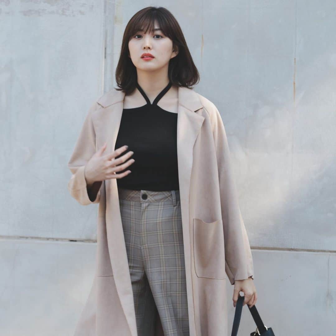Valmuer表参道さんのインスタグラム写真 - (Valmuer表参道Instagram)「【チョーカーカットソー】 シンプルなカットソーに華奢なチョーカーデザインにしました！！。 好みで、バックでもフロントどちらでも着用が可能です 好きなデザインの方で着回せます どんなボトムスでもあうデザインカットソーです。  We just started our global account.  You may check it out @valmuer_global ⠀⠀⠀⠀⠀⠀⠀⠀⠀ Overseas  delivery contact: https://oversea-valmuer.com！ Or you can also contact the official  line account →valmuer ⠀⠀⠀⠀⠀⠀⠀⠀⠀ オンラインストア://online.valmuer.com ⠀⠀⠀⠀⠀⠀⠀⠀⠀ #valmuer#valmuerofficial #gardenbyvalmuer#ヴェルムーア #fashion#model#selectshop#omotesando #likes#repost#Tokyo#girl#東京#表参道 #セレクトショップ#ファッション#可愛い #大人服#おしゃれ#コーデ　#ワンピース　 #花柄ワンピース　 #コート　#おしゃれコート　#ブラックコーデ」1月20日 22時25分 - valmuer_official