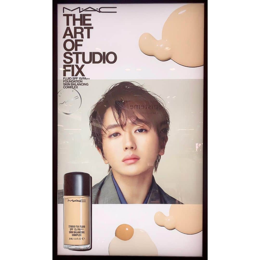 青山智美さんのインスタグラム写真 - (青山智美Instagram)「【#男性モデル 起用 #mac #foundation 】 ★ ＼男性もメイクする時代到来！！！／ #マック のユニセックス#ファンデーション で AAAの#西島隆弘 さんがモデルとして起用されています★★★ ★ @maccosmeticsjapan  @maccosmetics  #macxnissy  #studiofixfluid 【価格】 ★#スタジオフィックスフルイッド SPF15：4,840円（税込） 内容量：32g ★#スタジオフィックスコンプリートカバレッジクッションコンパクト SPF 50 ：レフィル+コンパクト 6,160円（税込） ★#スタジオフィックスコンプリートカバレッジクッションコンパクト SPF 50：レフィルのみ 4,730円（税込） ★ 日本もメイク品で男性モデルを起用したことで 男性のキレイな肌見せもこれからさらに 日常的になっていくと注目しています！！！ 特にお顔の肌は会話中見ようとしていなくても どうしても目が行くところ！！ 女性はよく見ています☺︎ お肌を綺麗に見せることは、 #男性メイク の中でも自然に取り入れやすい部分！ 女性から見ても男性のお肌が綺麗だと やっぱり魅力的に感じますっっ♪♪♪ ツヤっぽさがでるファンデーションは女性向きかと思いますが 今回紹介しているこちらのファンデーションは 肌馴染みがよく自然なマット感で特に男性にオススメ！！！ カラーバリエーショも24色あるので、 持って生まれた肌色にあわせても なりたい肌色に合わせても使い分けられます♬ カバー力もあるので気になる毛穴や肌質も均一に整えてくれて 男性は汗をかきやすいと思うので 崩れにくいのもオススメポイント☆ 少量でも伸びがいいのでコスパも良く 楽しく美肌チェンジにチャレンジ‼︎‼︎‼︎ ★ #mensbeauty #menscosme #beauty #skincare #cosmetics  #makeup #メンズビューティー #メンズ美容  #メンズコスメ #メンズメイク #アンチエイジング #美容 #化粧品 #スキンケア #コスメ #メイク」1月20日 22時26分 - tomomibeauty