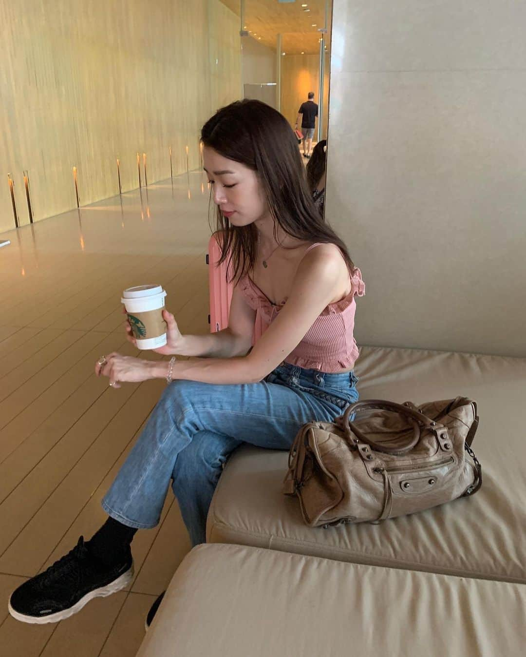 石井亜美さんのインスタグラム写真 - (石井亜美Instagram)「☕️ . タイのスタバにて。 名前を聞かれたので書いてもらったら... タイ語ーーーーー🤗🤗🤗🤗🤗🇹🇭❤️ . 海外ではエイミーって名乗ってます😇 #あみしぃtrip . . #thailand #thaitrip #pattaya #beautifulsail #amiparis #balenciaga #starbucks #seebychloe」1月20日 22時28分 - ami_ishii_