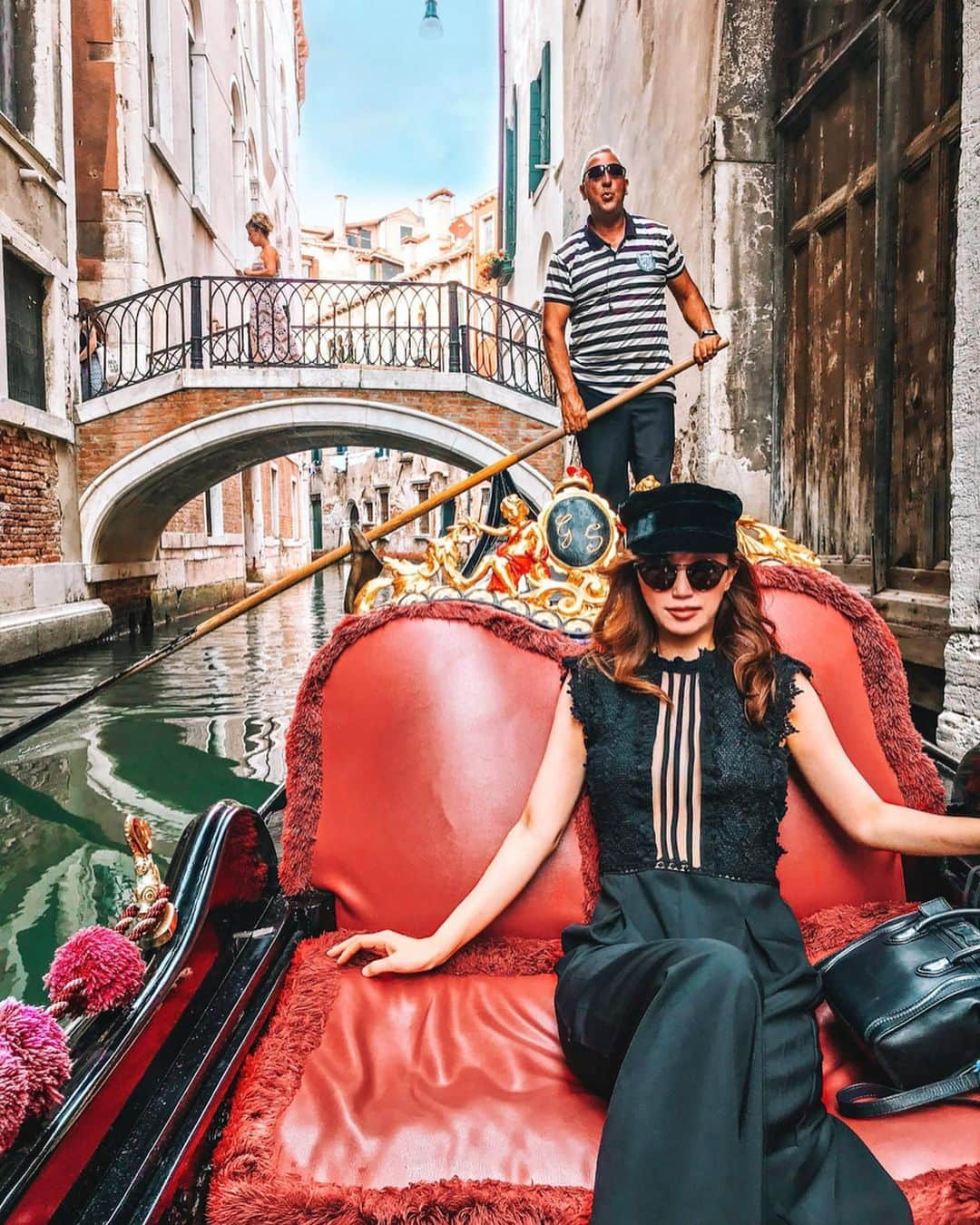 大矢真夕さんのインスタグラム写真 - (大矢真夕Instagram)「Gondola tour on a sunny day🌞 . . . ちょっとしたラスボス感🦹‍♀ . . ️🦹‍♀️←服の雰囲気似てるんですが😂 . . しかもラスボスて打ったら出てきた😲💡 . . #venezia #travelawesome  #🇮🇹 #italia #タビジョ #veneziagram #wonderful_places #景色 #美しい #風景 #theglobewanderer #写真  #beautifulmatters #dametraveler #旅行 #旅 #海 #イタリア #venice #ベネチア #海外旅行 #ファインダー越しの世界 #旅好き #traveldeeper #letsgoeverywhere #gondola #venetian #ゴンドラ #ヴェネツィア #ヴェネツィアンゴンドラ」1月20日 22時29分 - mayuohya