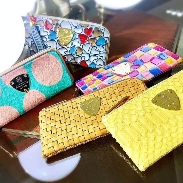 のインスタグラム：「カラフルLimo(リモ)❤️💙💛 #薄い #使いやすい #可愛い 三拍子が揃うアタオの大人気な長財布👛🐼 シンプルなデザインのモノも多いですが、 こんなにカラフルで持つだけでテンションのアガるシリーズ、ご用意しております🎵 - 2020年🌸春財布🌸 ぜひ、アタオでお探しください😃💕 @atao.kobe @studioatao_pii - #アタオ #atao #長財布 #リモ #春財布 #カラフル #ハッピーヴィトロ #フォトジェニック #神戸ブランド #アタオランド #ataoland ATAO大丸梅田店 ATAO新宿小田急百貨店 ATAO有楽町マルイ店 ATAO横浜ジョイナス店 ATAO松坂屋名古屋店 #スタジオアタオ #使いやすい長財布 #開運 #日本製」