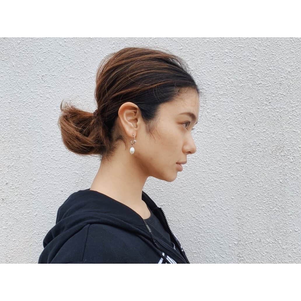 金城優華のインスタグラム：「パーカーにパールが﻿ ちょいマイブーム﻿ ﻿  撮影協力:ハトムネさん ﻿  #金城優華﻿ #ママコーデ﻿ #PUMA﻿ #UNIQLO﻿ #handmade#canne #アクセサリー  #ピアス」