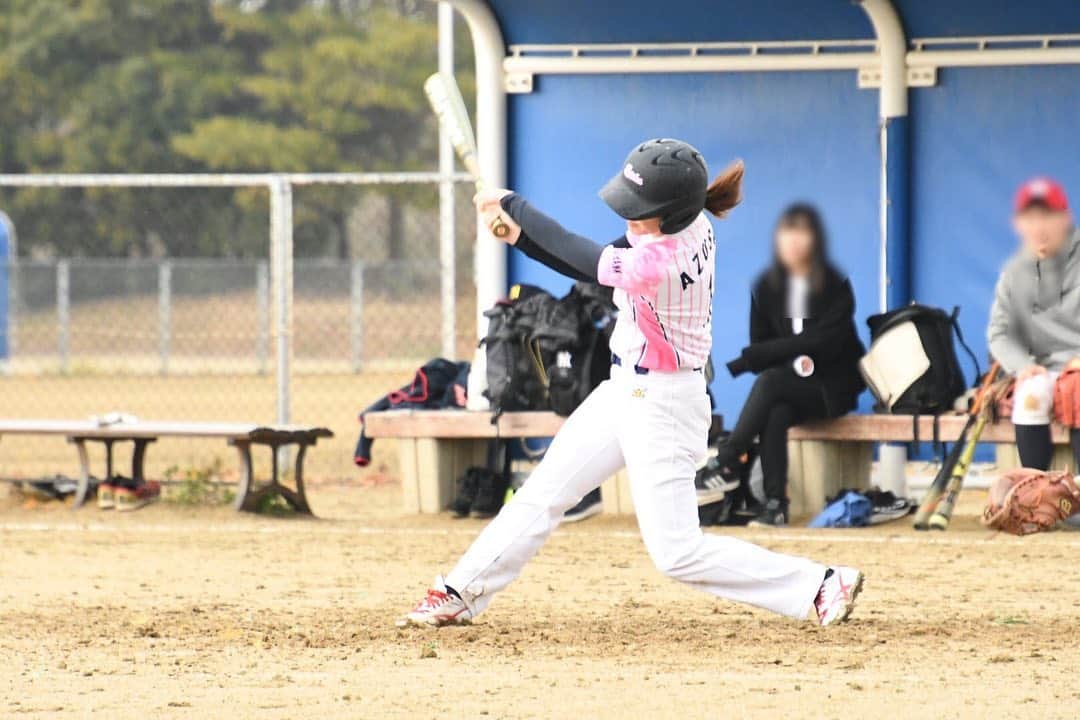 上杉あずささんのインスタグラム写真 - (上杉あずさInstagram)「. 1/19 練習試合 1四球、1三振。 #ローリングス @rawlings_japan_llc の #ハイパーマッハ3 #hypermach3 憧れの安打量産型バットでのデビュー戦だったのに。安打量産できず。宝の持ち腐れにならぬよう、しっかり振込みます！！！ . #baseball #rawlings #bat #new #model #green #favorite #goods #game #challenge #バット #おニュー #ハイパーマッハシリーズ #ハイパーマッチョ #早くこのバットに見合う女になるぞ #相棒 #思いっきり素振りの出来る部屋に引っ越します」1月20日 22時47分 - azumacks