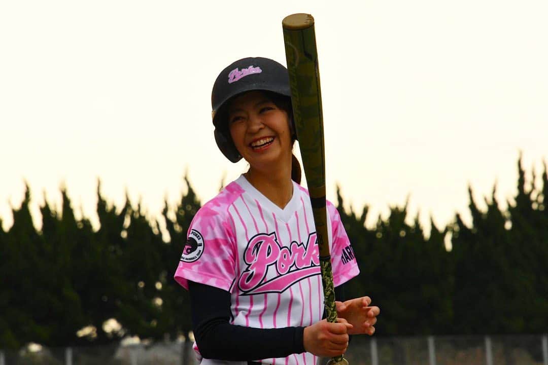 上杉あずさのインスタグラム：「. 1/19 練習試合 1四球、1三振。 #ローリングス @rawlings_japan_llc の #ハイパーマッハ3 #hypermach3 憧れの安打量産型バットでのデビュー戦だったのに。安打量産できず。宝の持ち腐れにならぬよう、しっかり振込みます！！！ . #baseball #rawlings #bat #new #model #green #favorite #goods #game #challenge #バット #おニュー #ハイパーマッハシリーズ #ハイパーマッチョ #早くこのバットに見合う女になるぞ #相棒 #思いっきり素振りの出来る部屋に引っ越します」