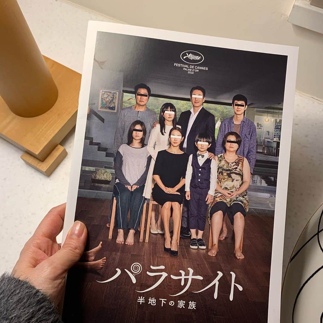 石田ゆり子さんのインスタグラム写真 - (石田ゆり子Instagram)「すごいものを観てしまった。 衝撃と余韻。 そして 映画というものの可能性。 映画館にいることを忘れて 観客全員がスクリーンに吸い込まれていた。 素晴らしい。 拍手しかない。 #パラサイト半地下の家族」1月20日 22時42分 - yuriyuri1003